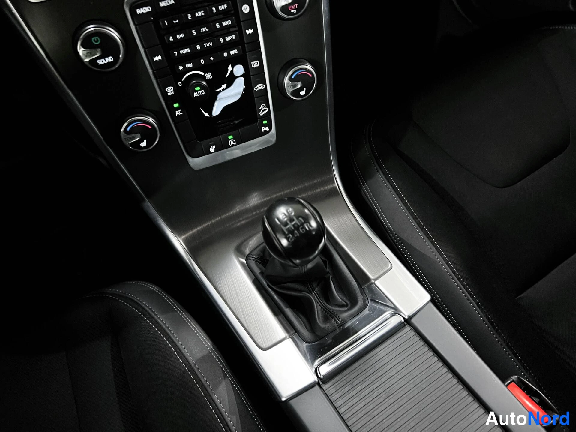 Sininen Volvo XC60 2014, kuva 18