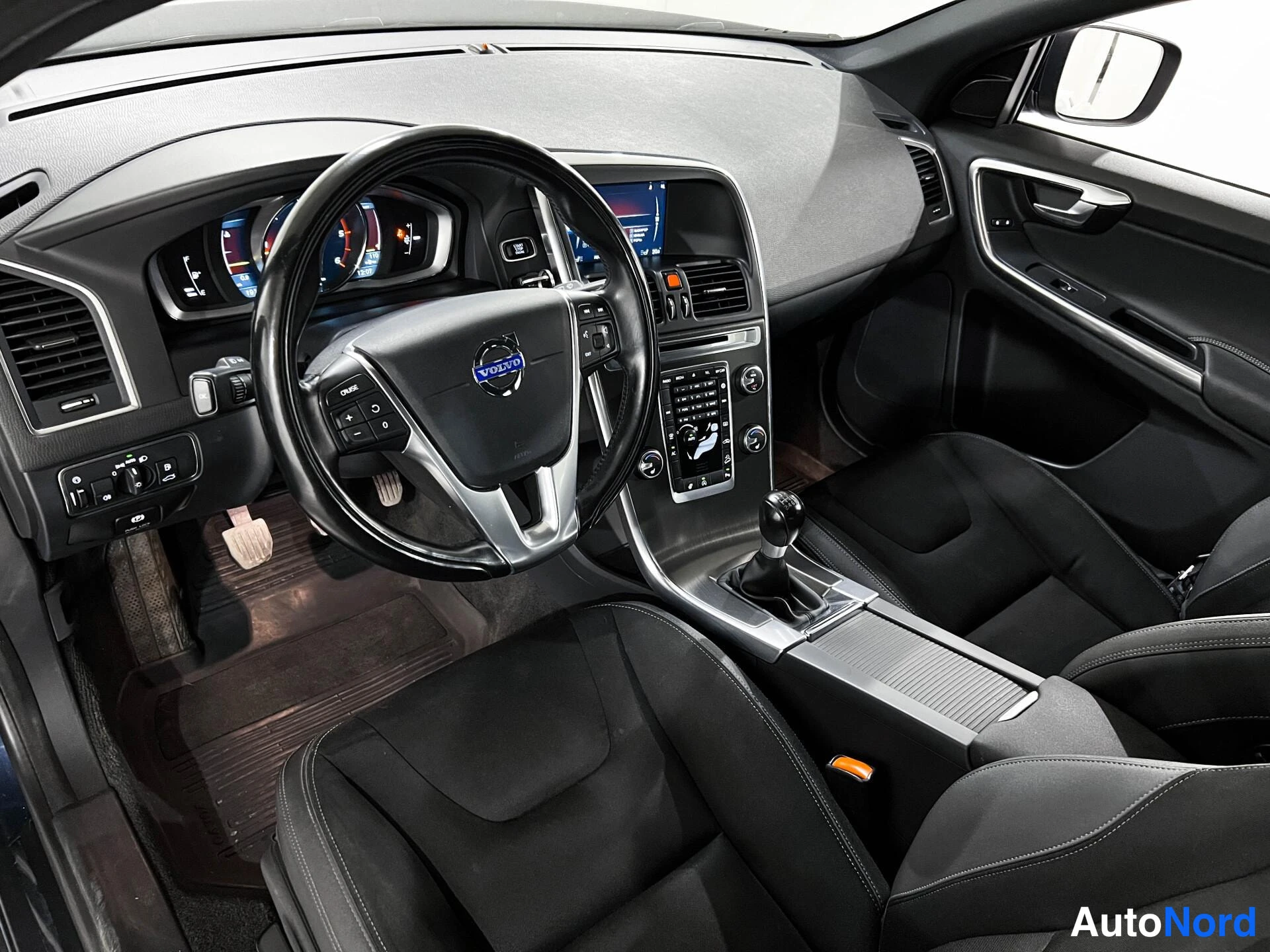 Sininen Volvo XC60 2014, kuva 8