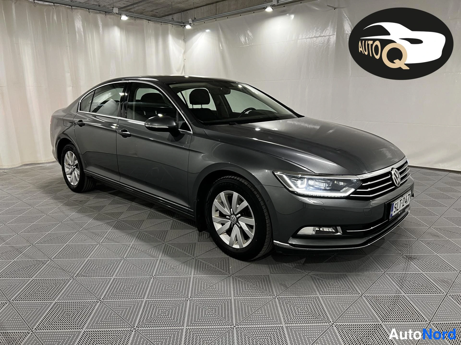 Harmaa Volkswagen Passat 2016, kuva 2