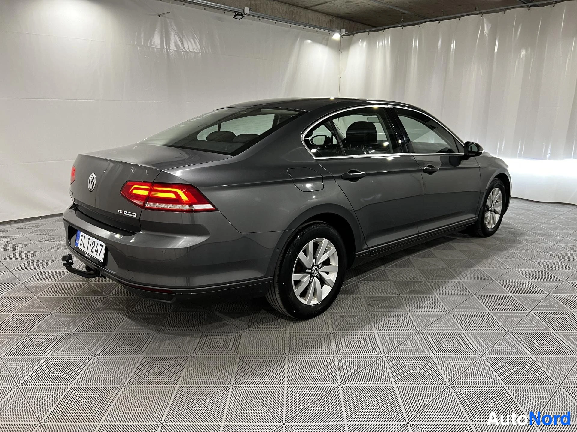 Harmaa Volkswagen Passat 2016, kuva 4