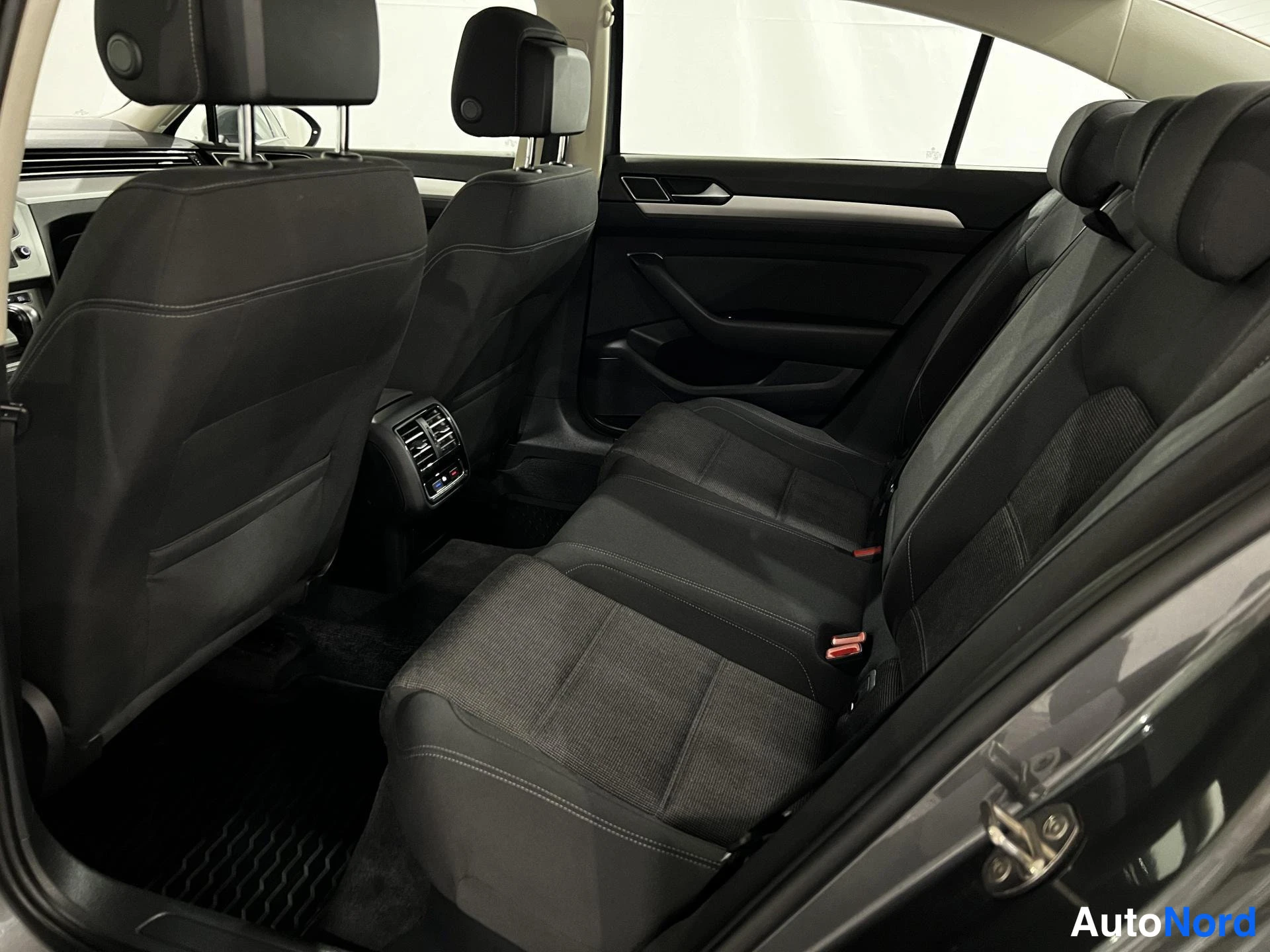 Harmaa Volkswagen Passat 2016, kuva 11