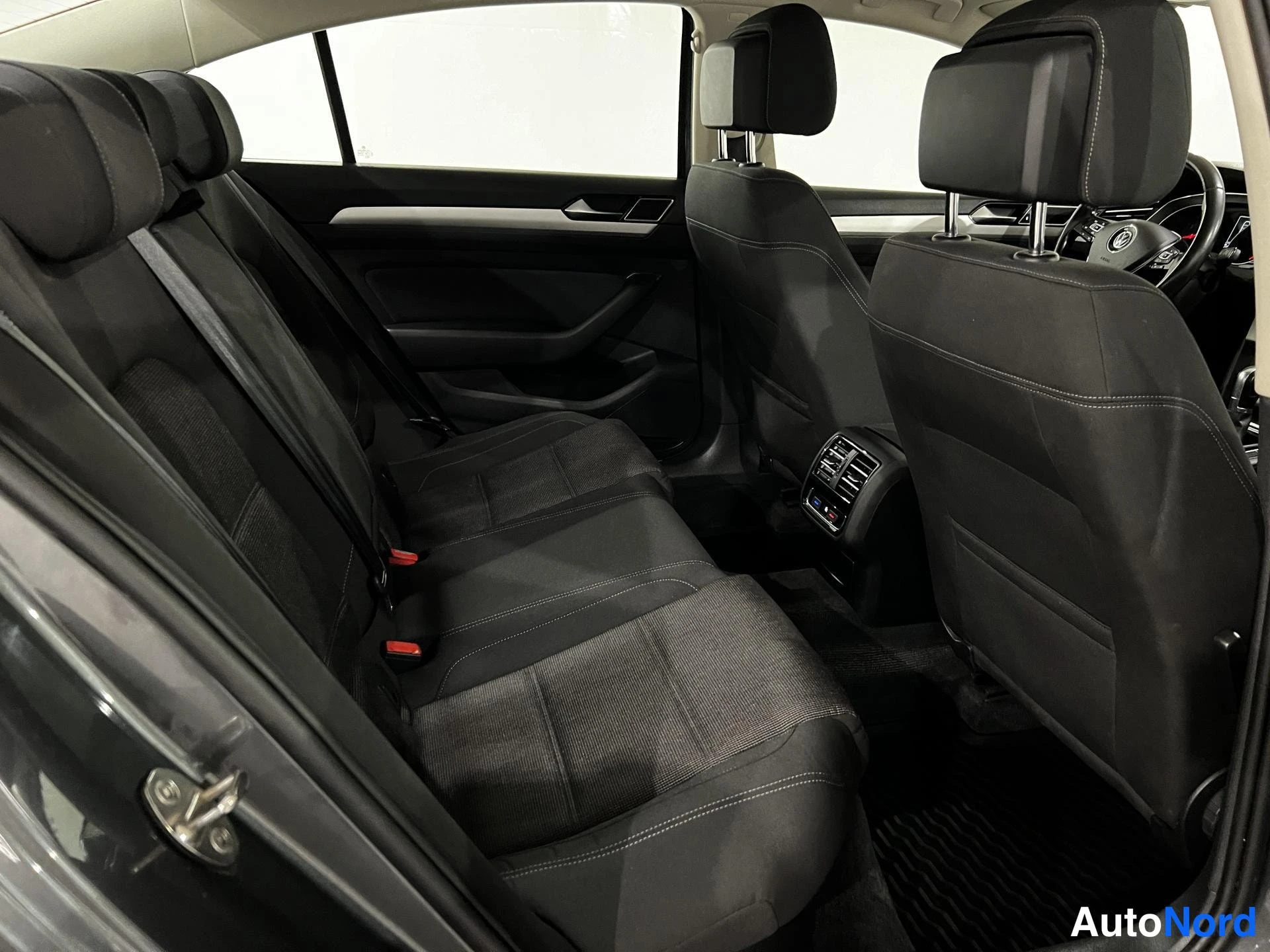 Harmaa Volkswagen Passat 2016, kuva 12