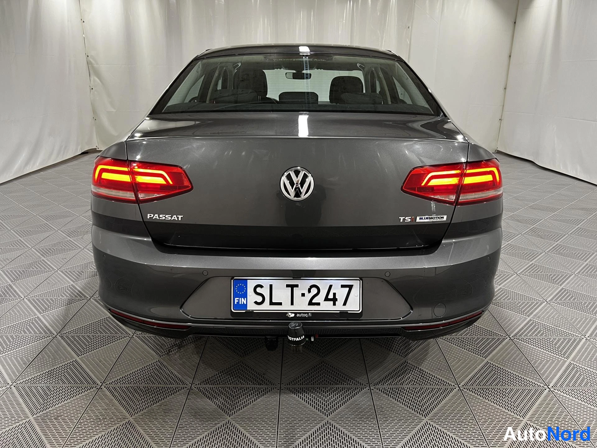 Harmaa Volkswagen Passat 2016, kuva 6