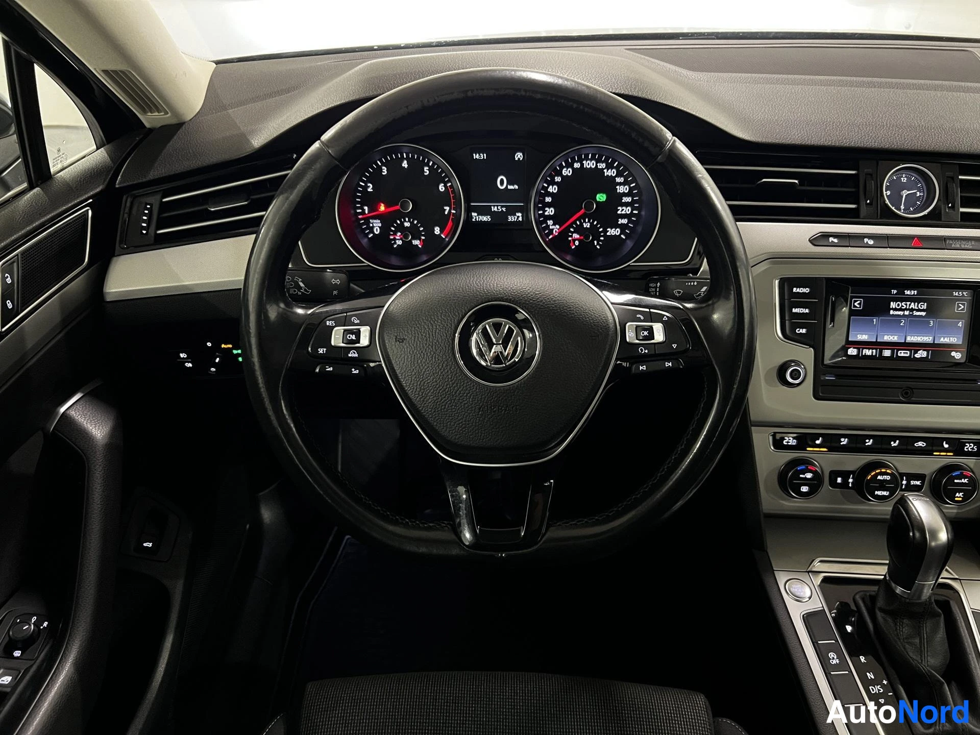 Harmaa Volkswagen Passat 2016, kuva 14