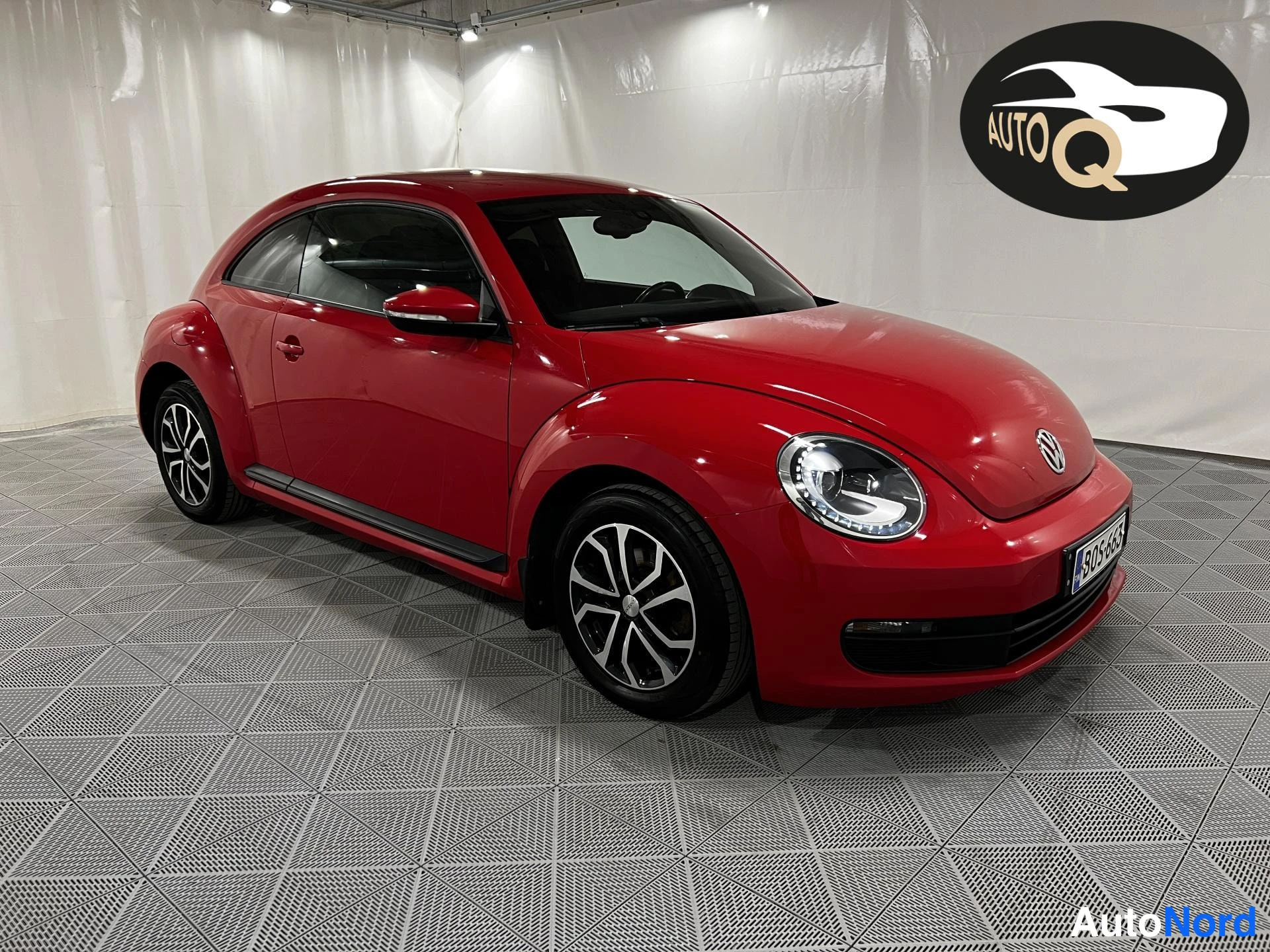 Punainen Volkswagen Beetle 2012, kuva 2