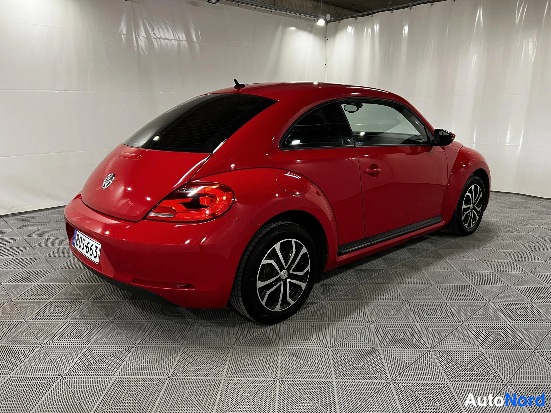 Punainen Volkswagen Beetle 2012, kuva 4