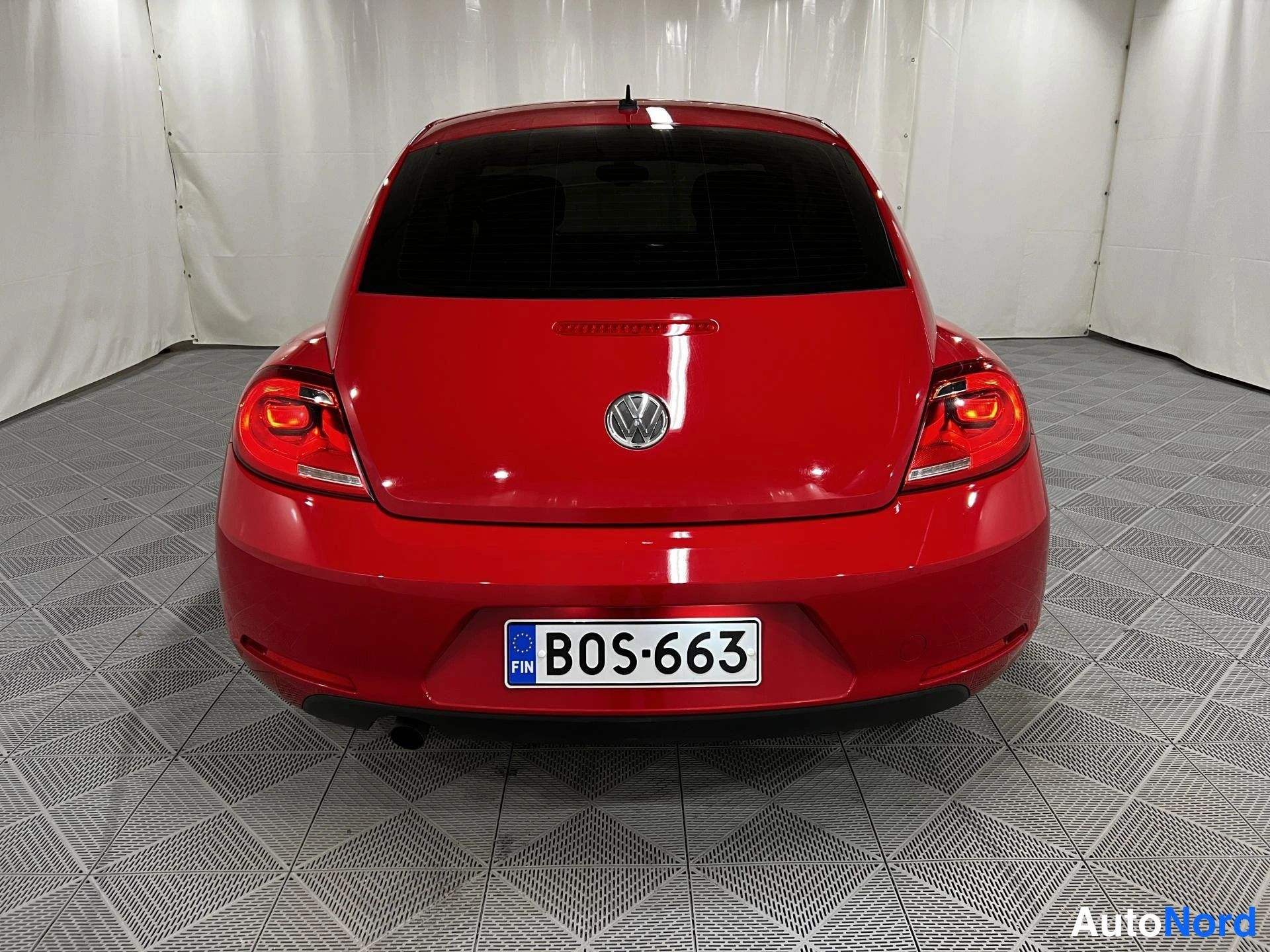 Punainen Volkswagen Beetle 2012, kuva 6