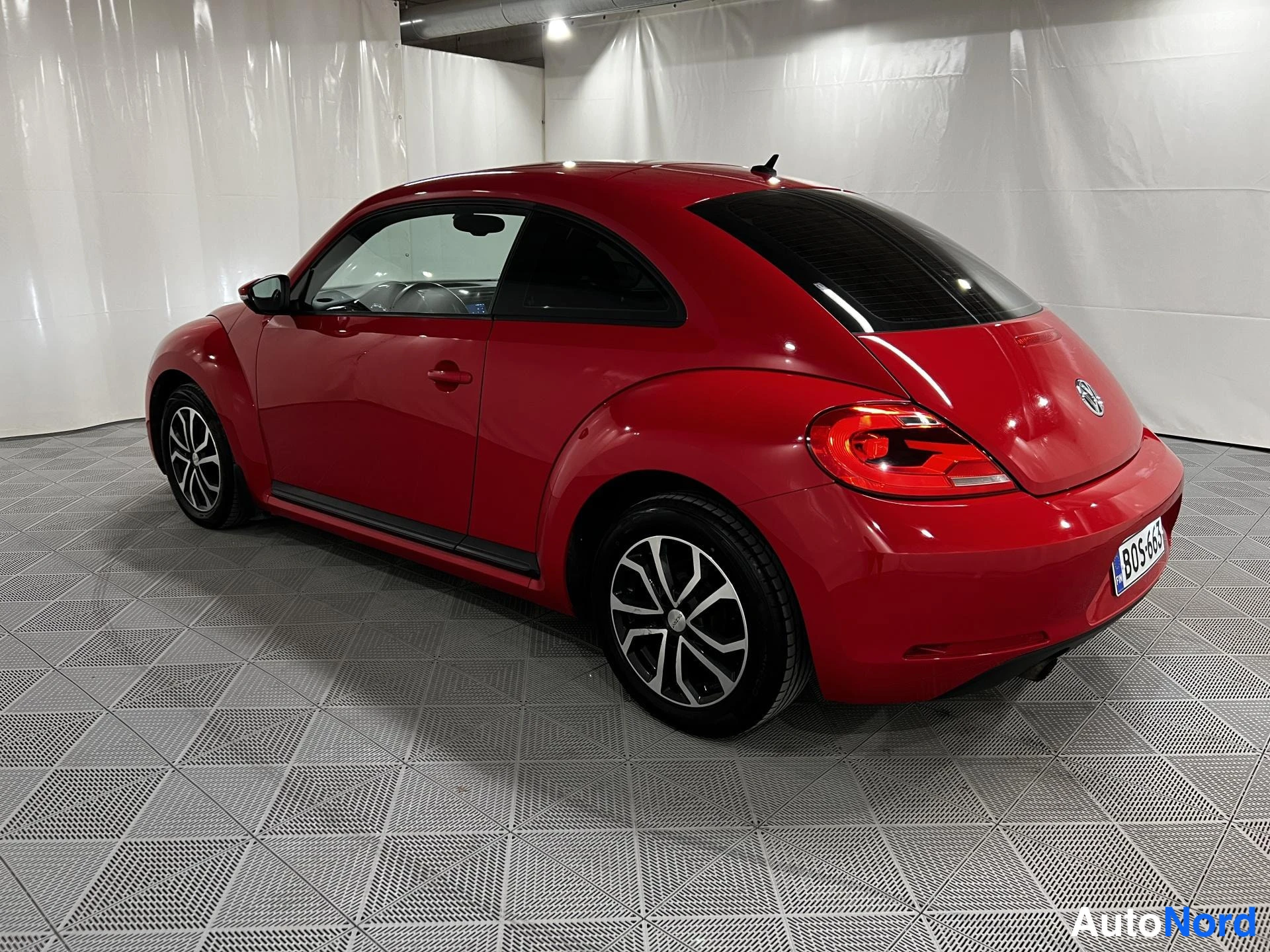 Punainen Volkswagen Beetle 2012, kuva 5