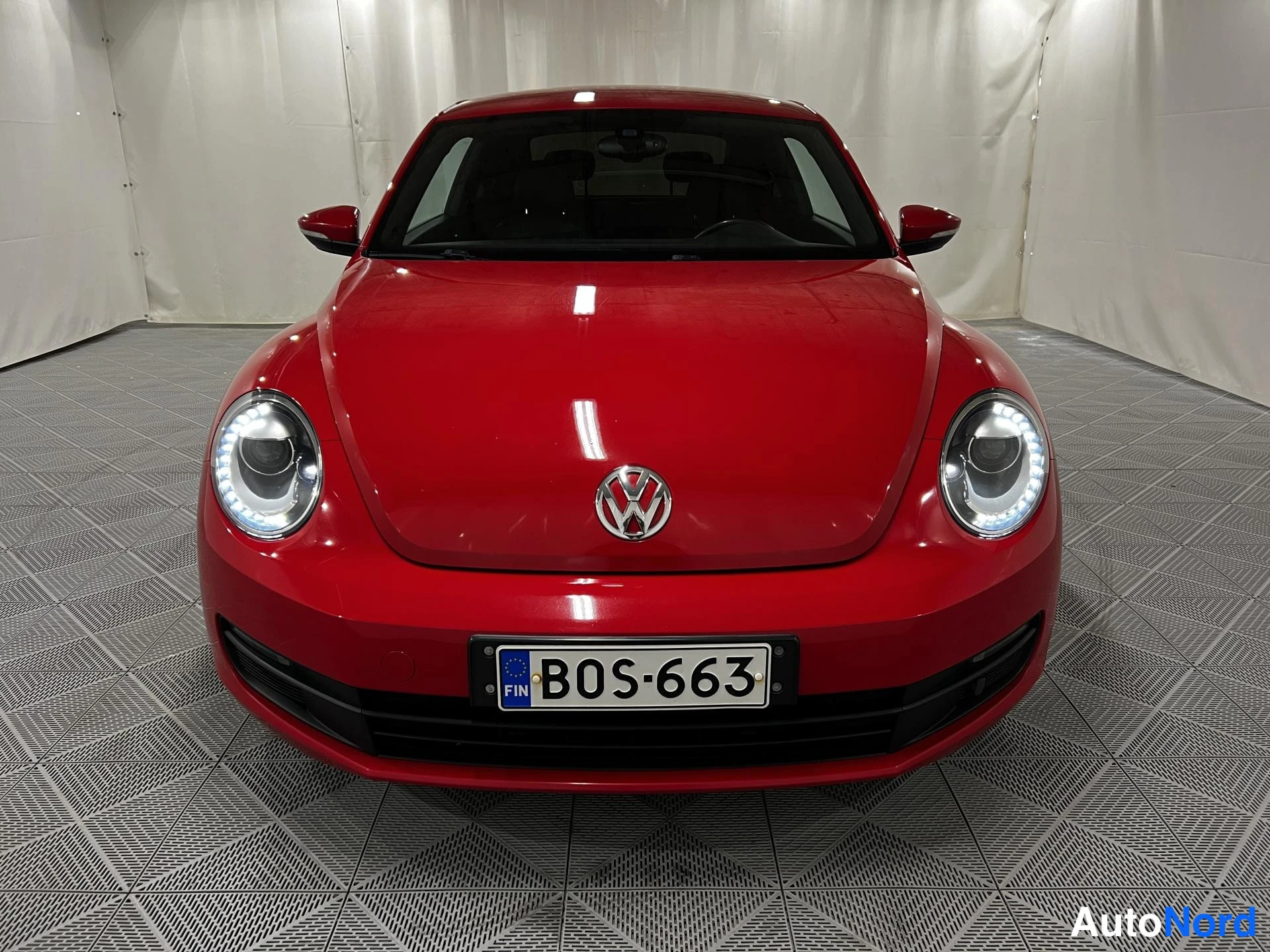 Punainen Volkswagen Beetle 2012, kuva 3