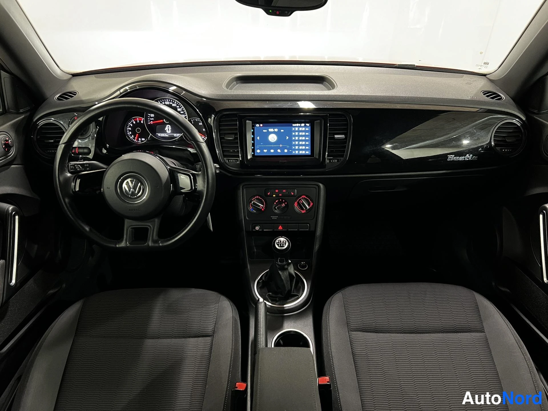 Punainen Volkswagen Beetle 2012, kuva 8