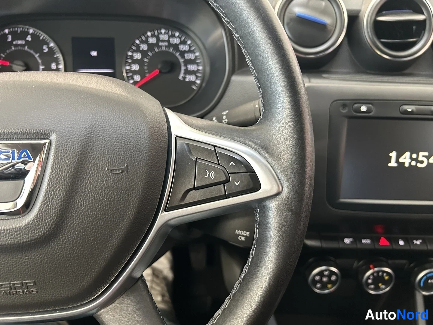Valkoinen Dacia Duster 2021, ohjaamo, kuva 9
