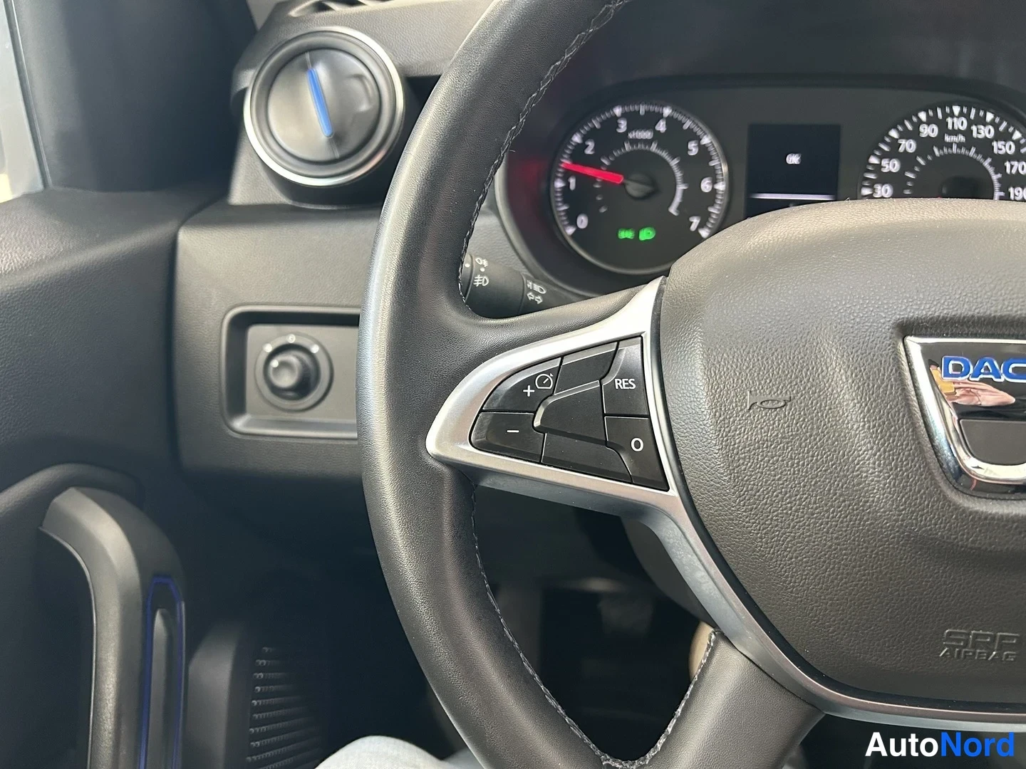 Valkoinen Dacia Duster 2021, yksityiskohta, kuva 19
