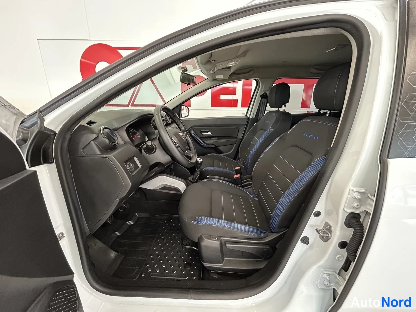 Valkoinen Dacia Duster 2021, etuistuimet, kuva 11