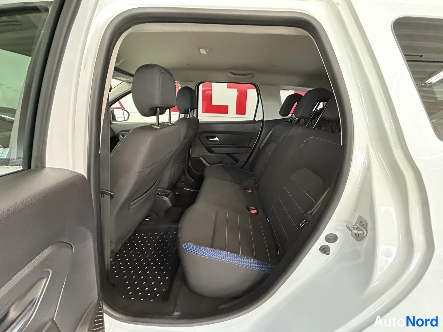 Valkoinen Dacia Duster 2021, takaistuimet, kuva 13
