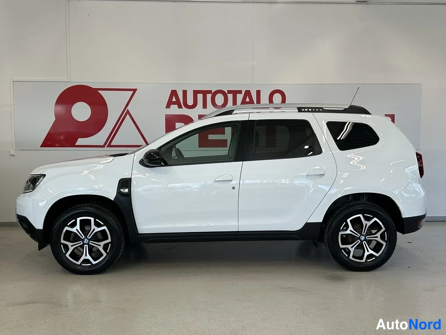 Valkoinen Dacia Duster 2021, sivulta, kuva 5