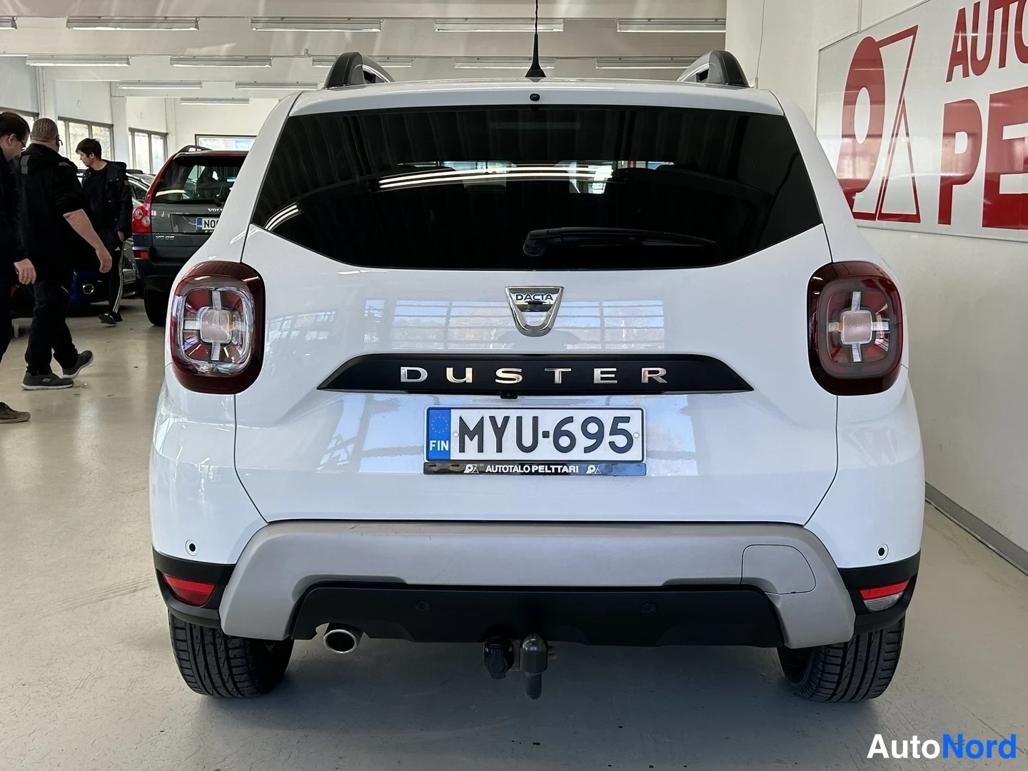 Valkoinen Dacia Duster 2021, takaa, kuva 8