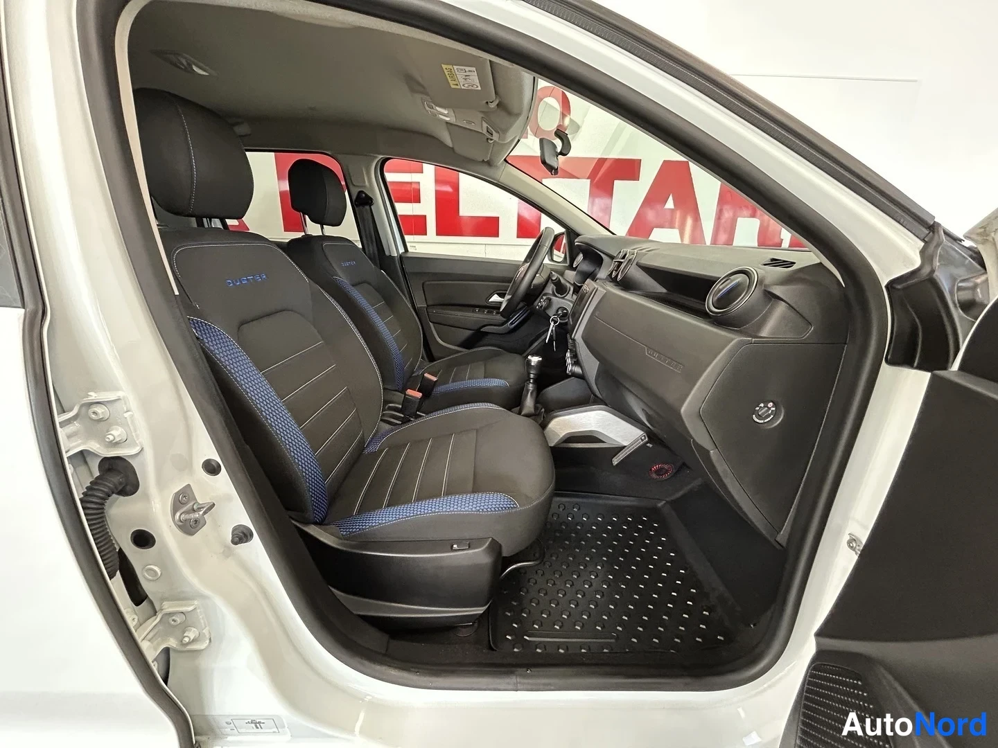 Valkoinen Dacia Duster 2021, etuistuimet, kuva 12