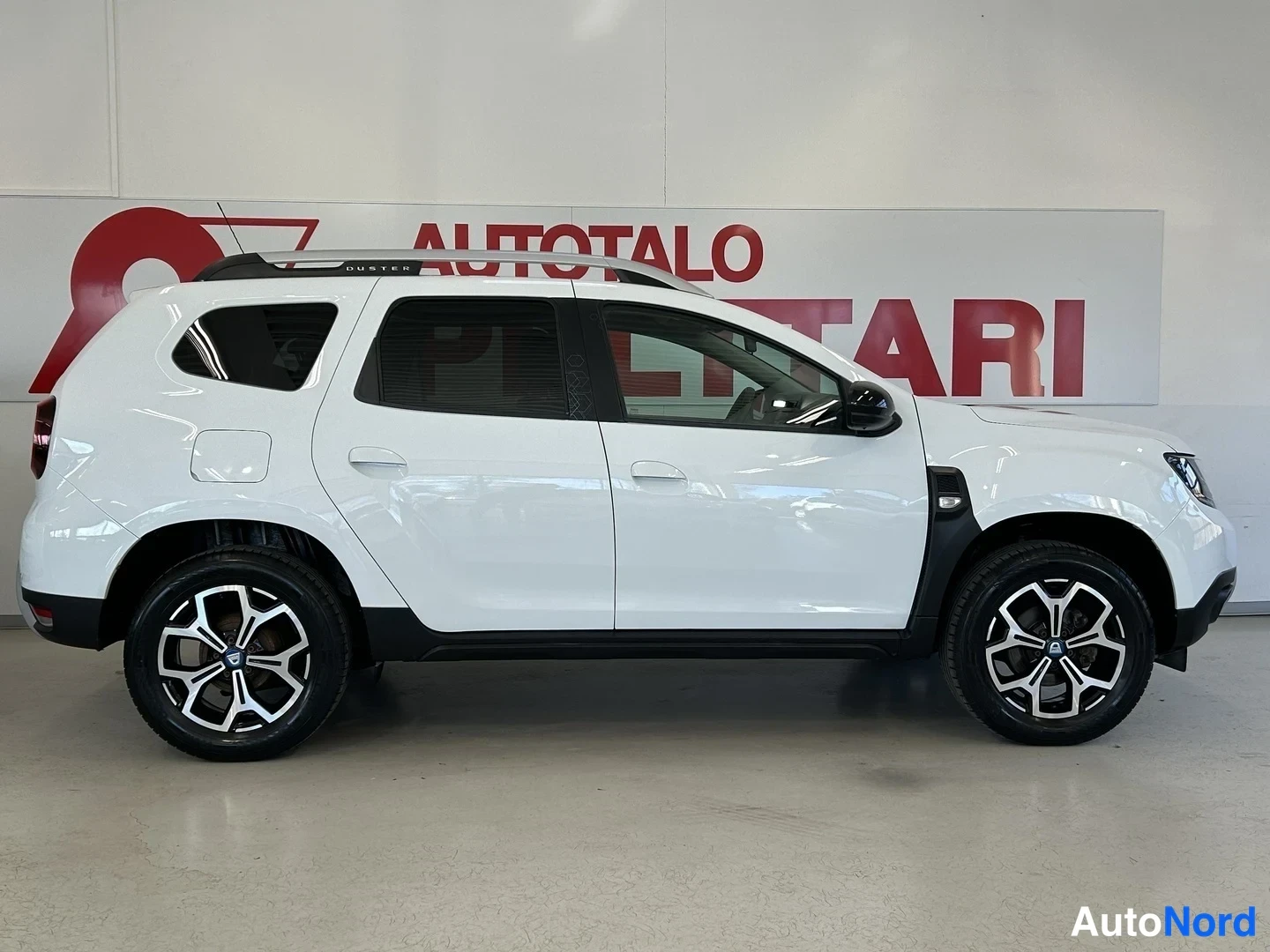 Valkoinen Dacia Duster 2021, etuviisto, keula oikealle, kuva 3