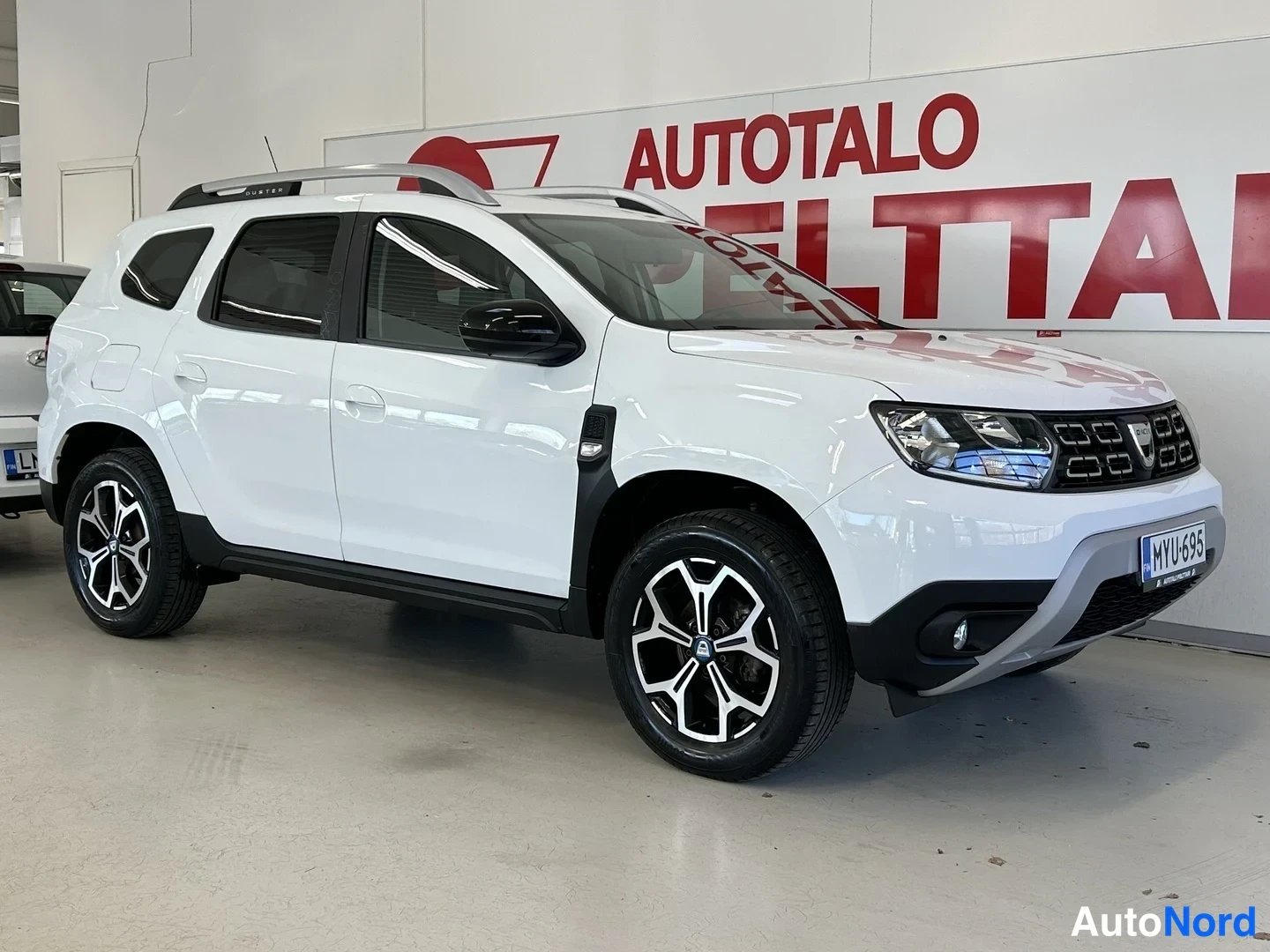 Valkoinen Dacia Duster 2021, etuviisto, keula vasemmalle, kuva 2