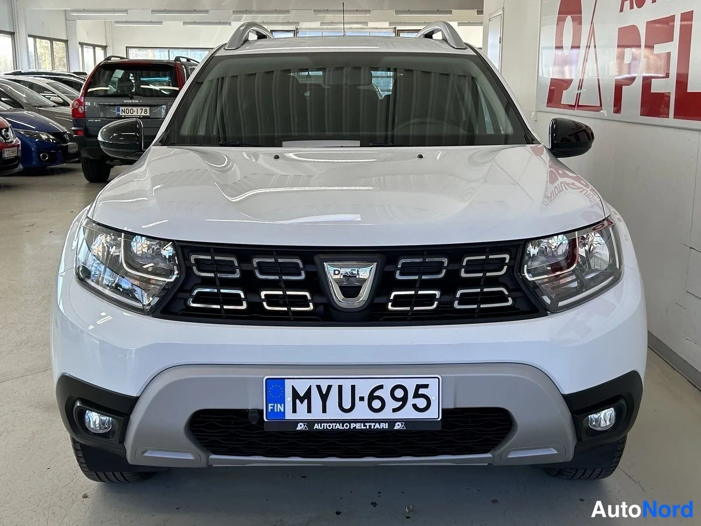 Valkoinen Dacia Duster 2021, edestä, kuva 4