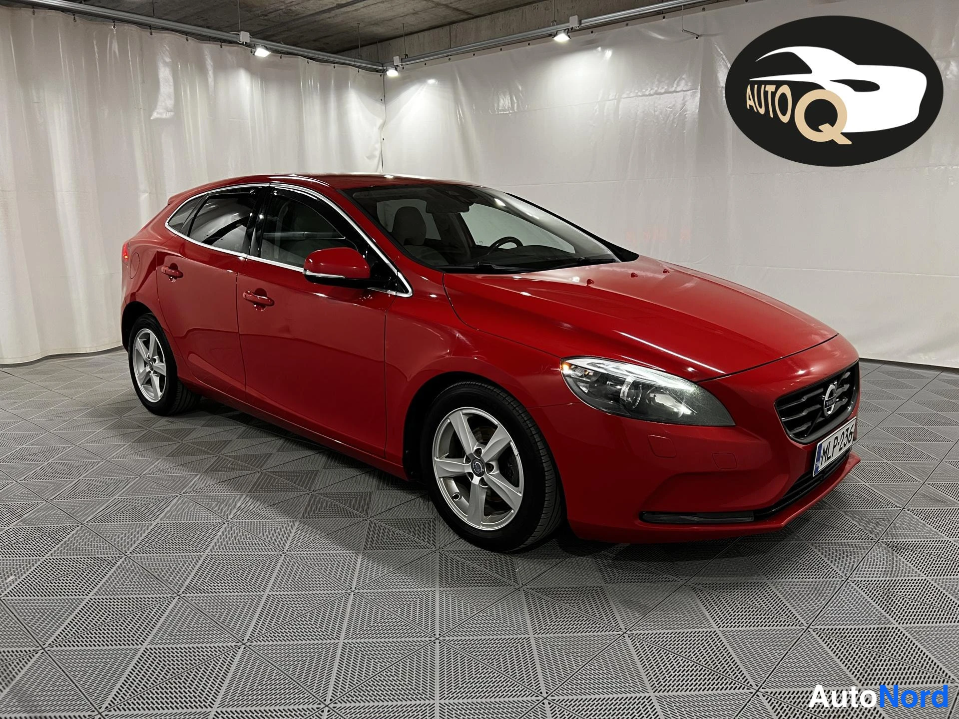 Punainen Volvo V40 2013, kuva 2