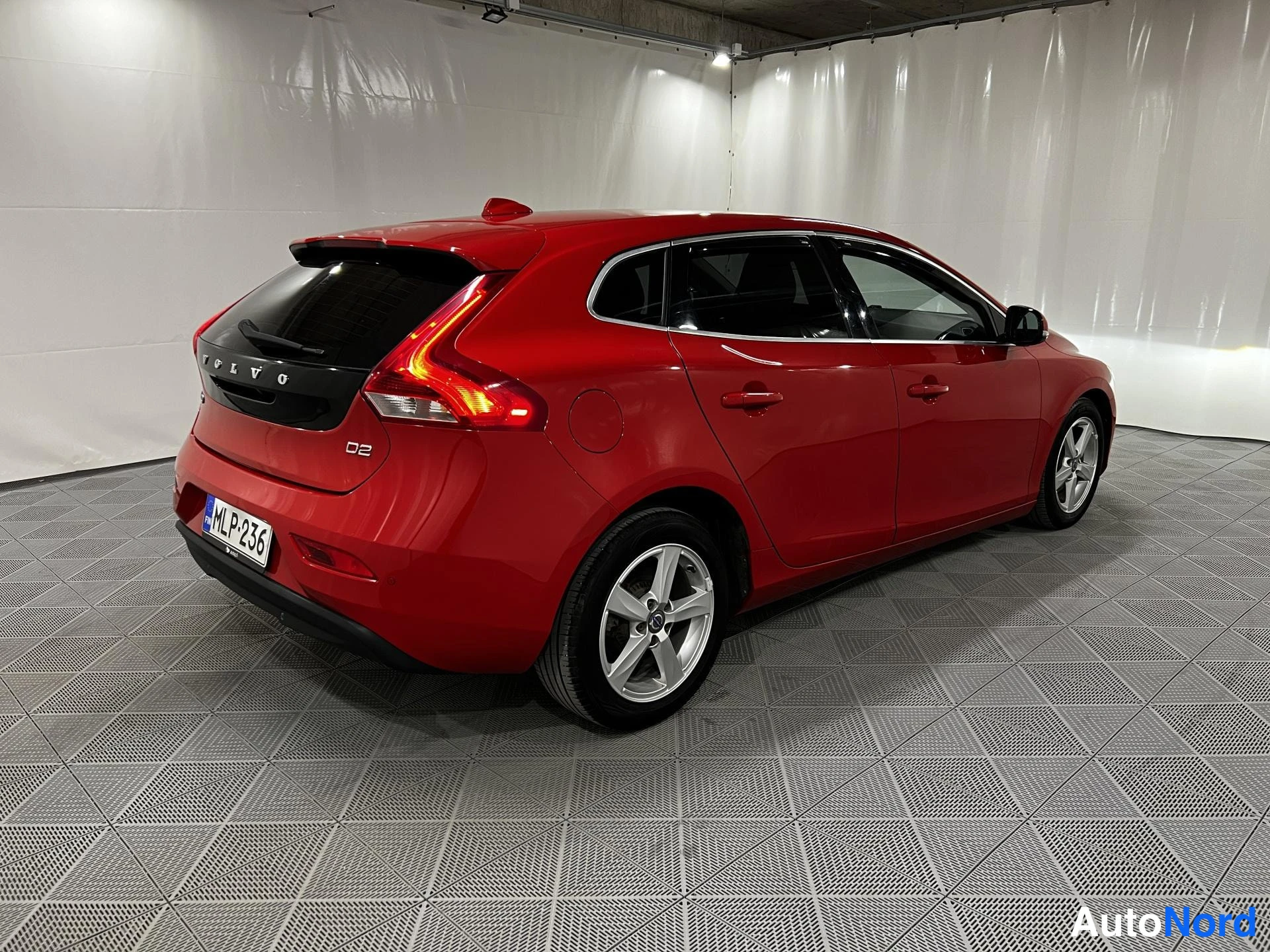 Punainen Volvo V40 2013, kuva 4