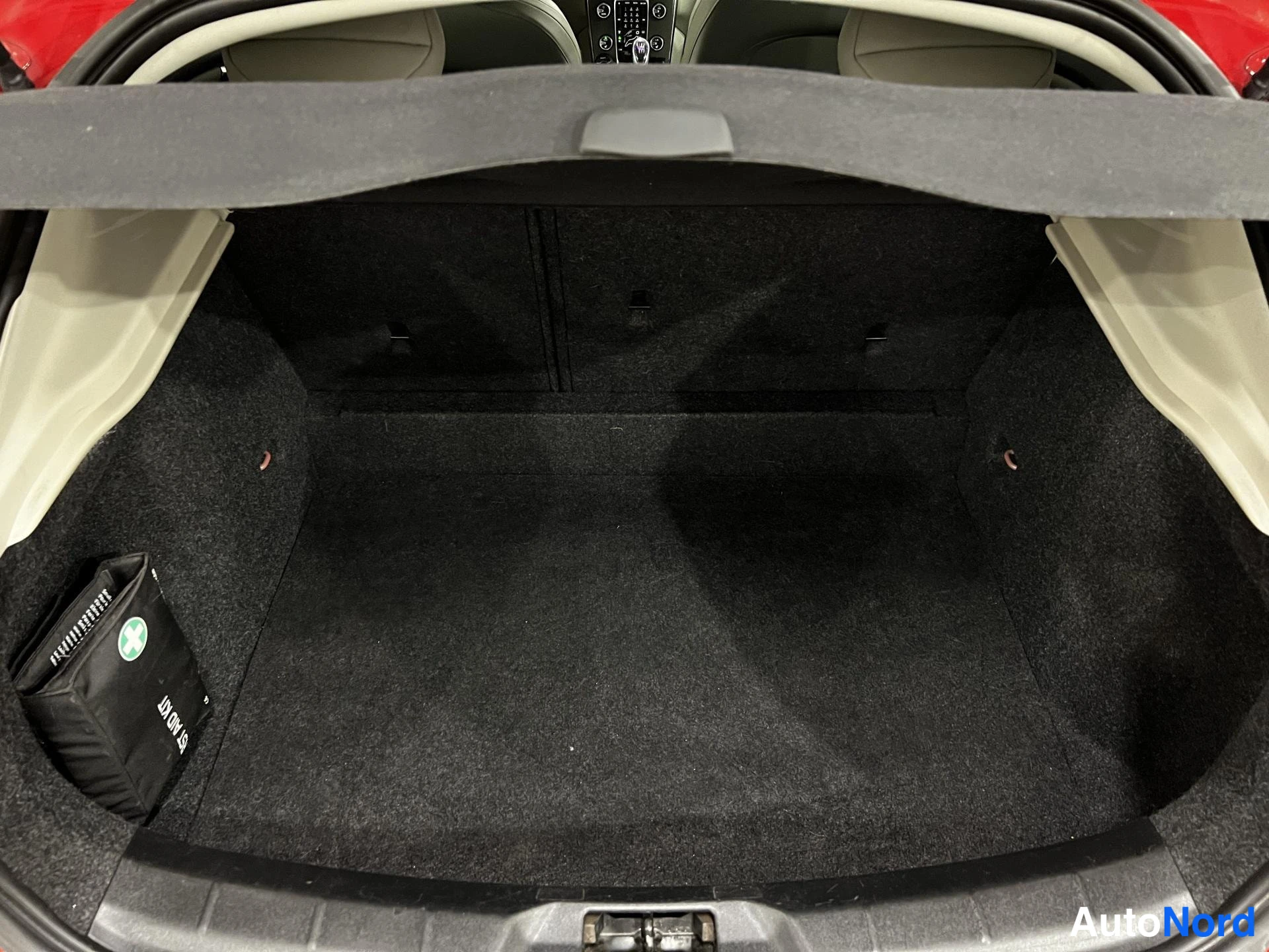 Punainen Volvo V40 2013, kuva 13