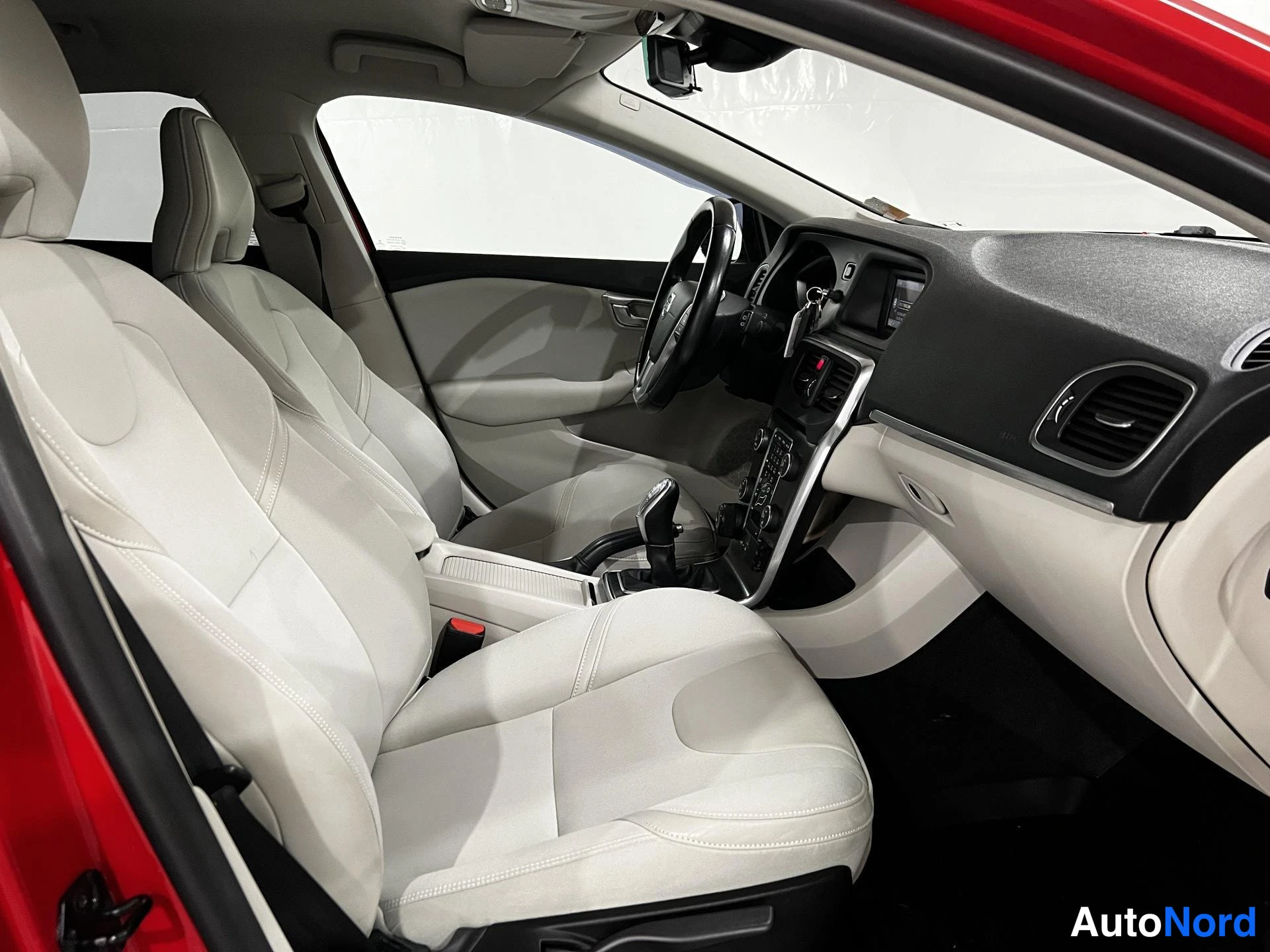 Punainen Volvo V40 2013, kuva 9