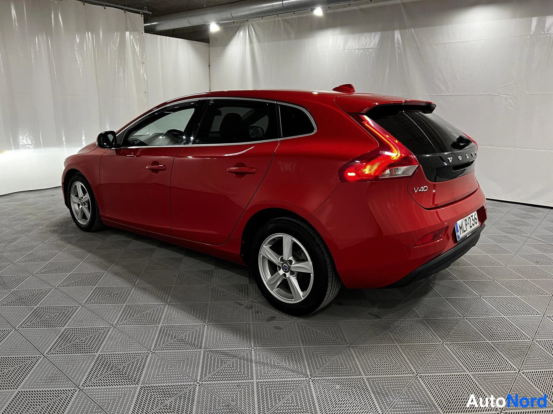 Punainen Volvo V40 2013, kuva 5