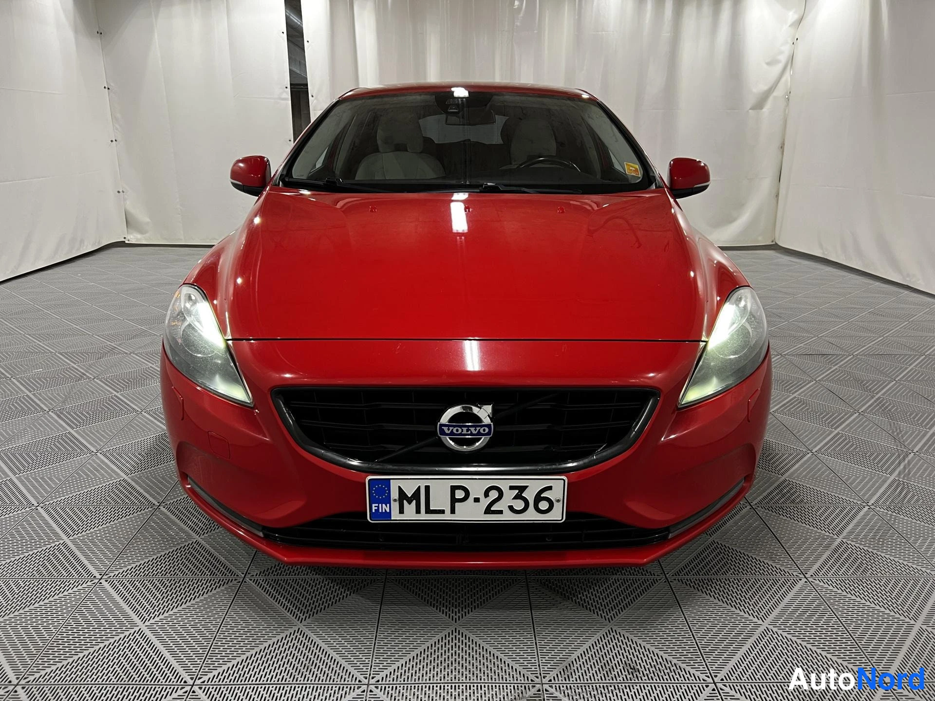 Punainen Volvo V40 2013, kuva 3