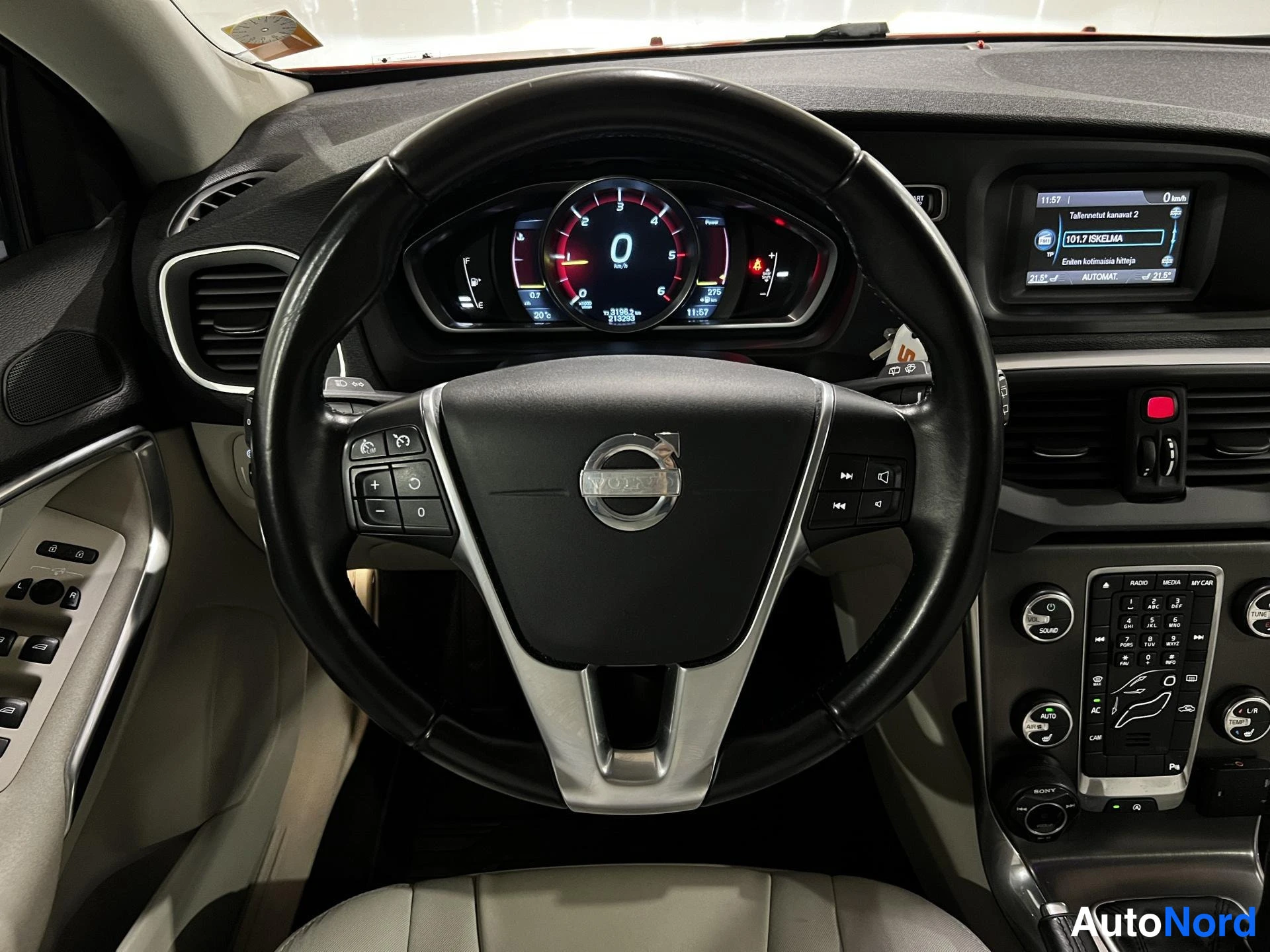 Punainen Volvo V40 2013, kuva 14