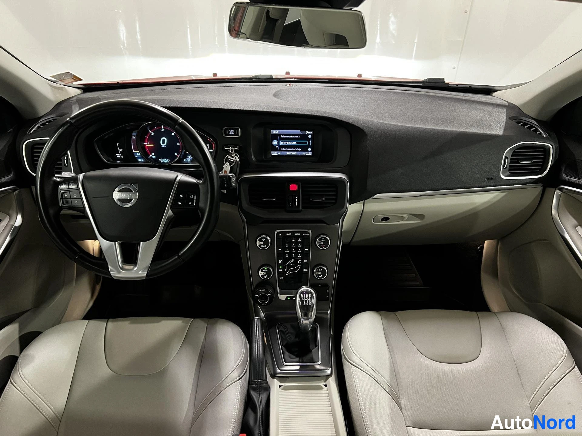 Punainen Volvo V40 2013, kuva 7