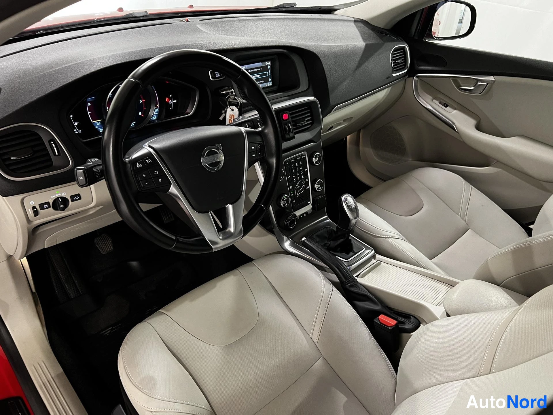 Punainen Volvo V40 2013, kuva 8