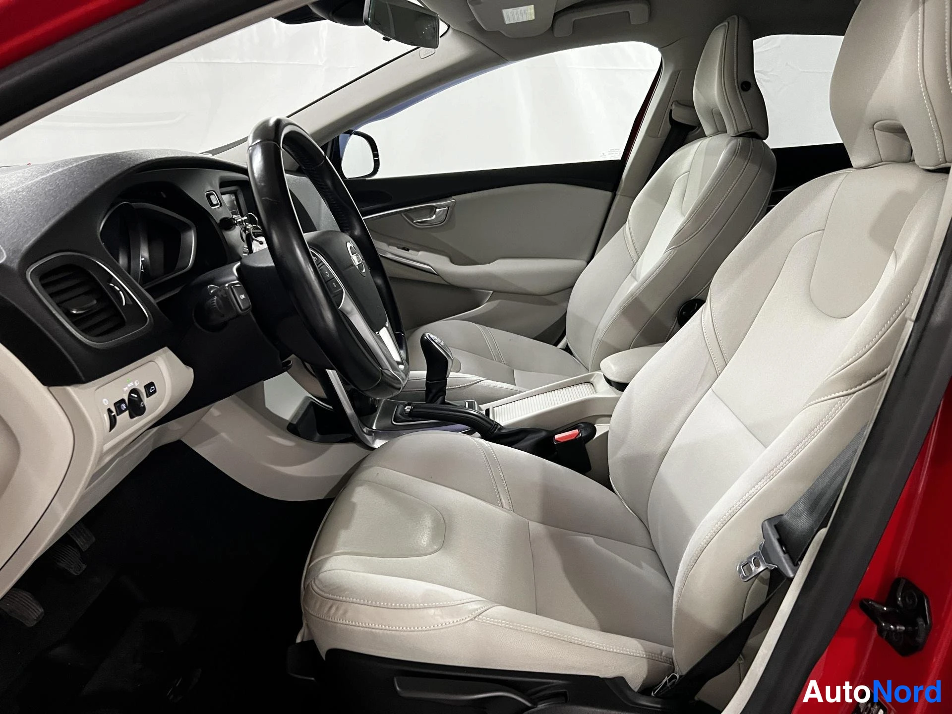 Punainen Volvo V40 2013, kuva 10
