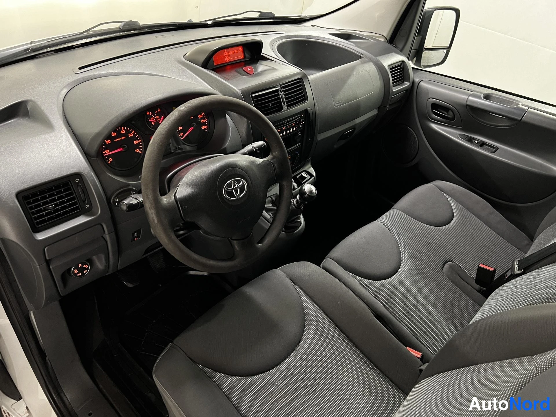 Valkoinen Toyota Proace 2015, kuva 8