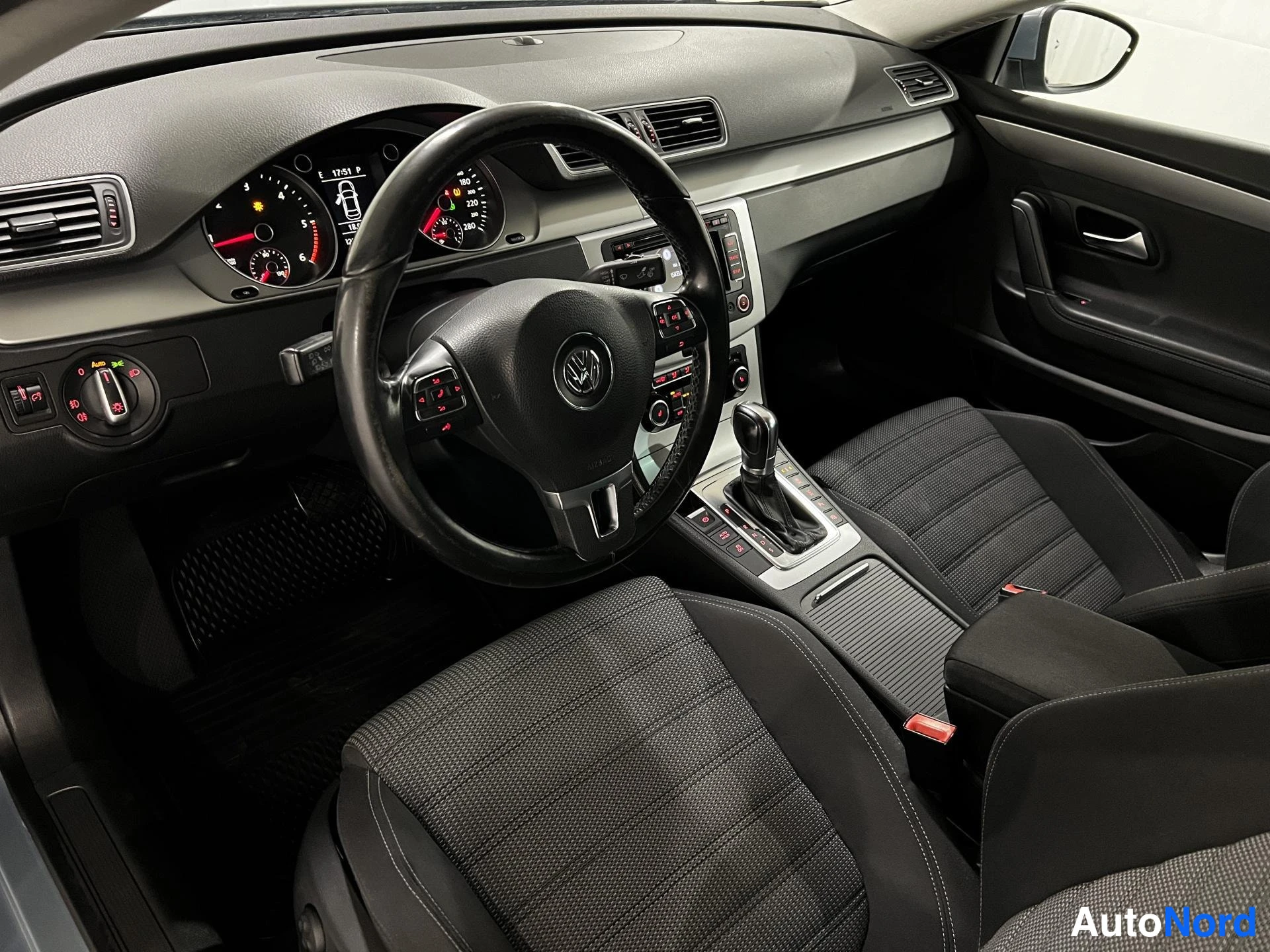 Harmaa Volkswagen Passat CC 2011, kuva 8