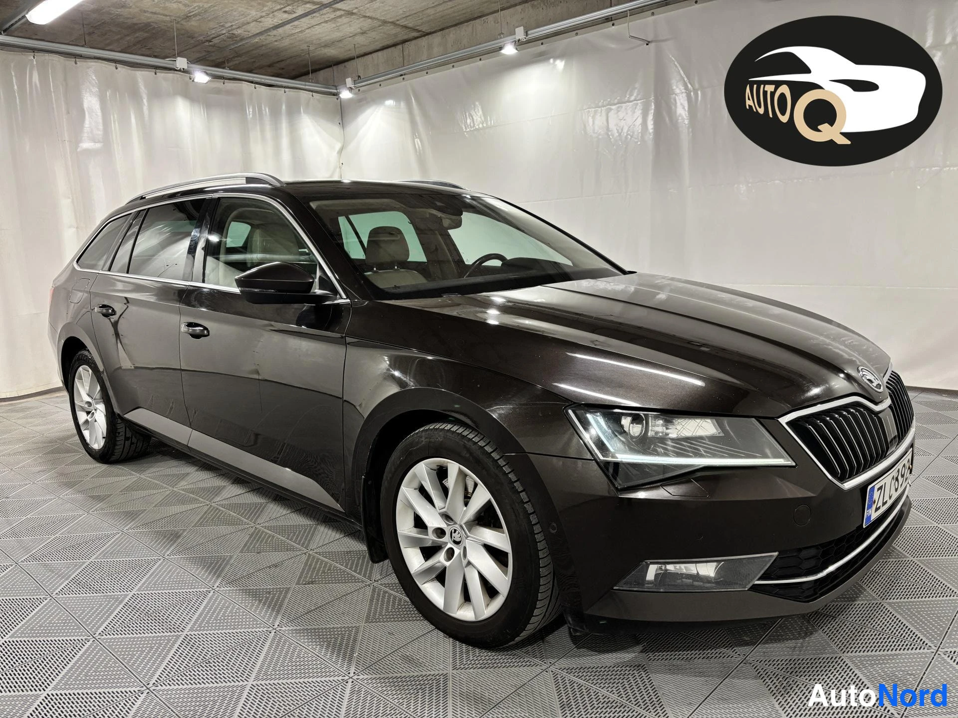 Ruskea Skoda Superb 2017, kuva 2