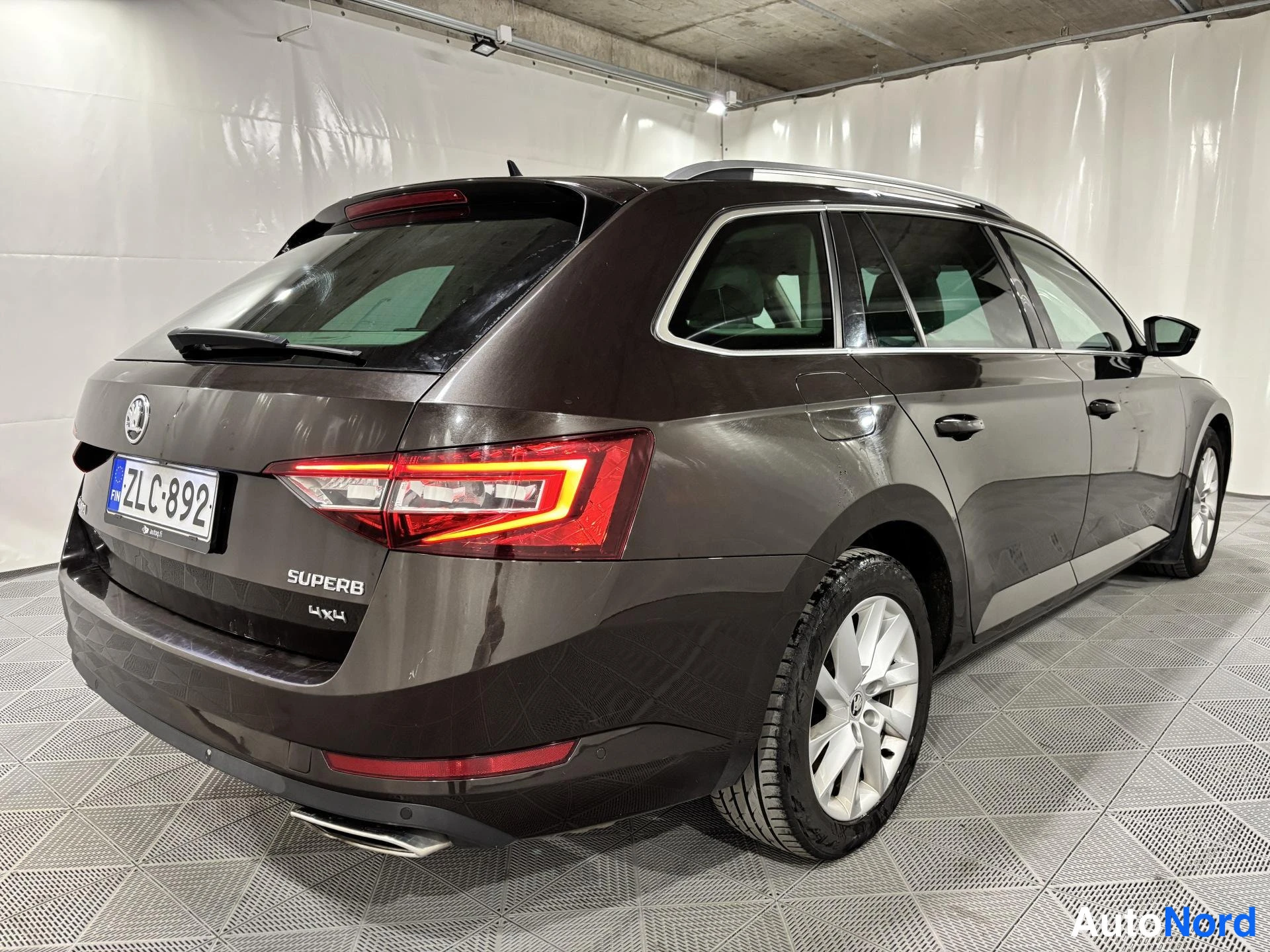 Ruskea Skoda Superb 2017, kuva 5