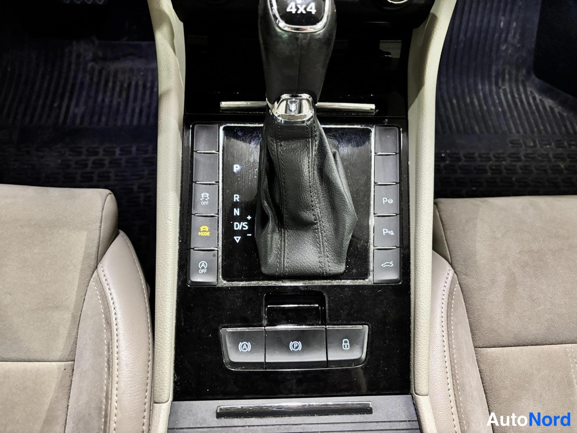 Ruskea Skoda Superb 2017, kuva 11