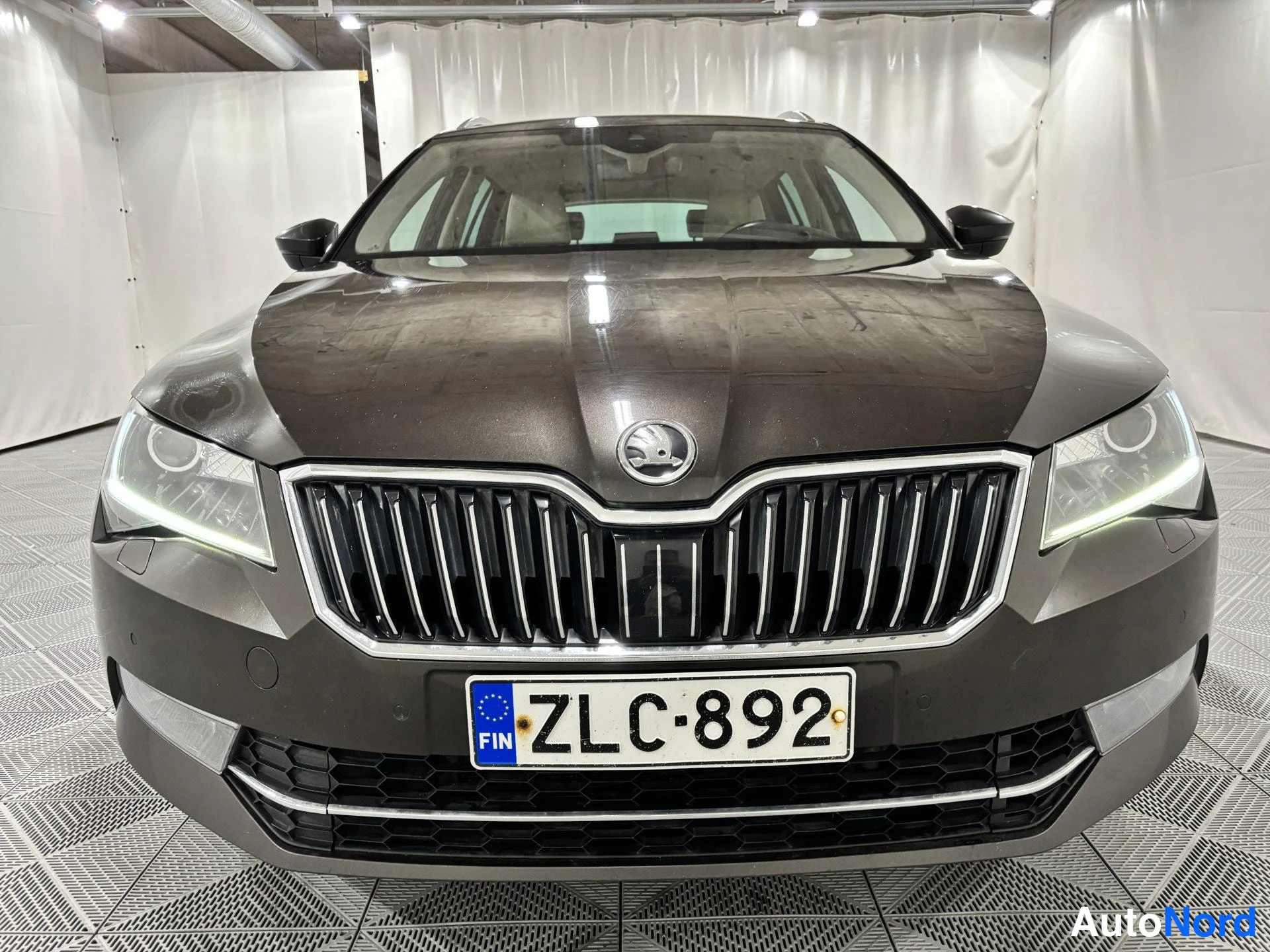 Ruskea Skoda Superb 2017, kuva 3