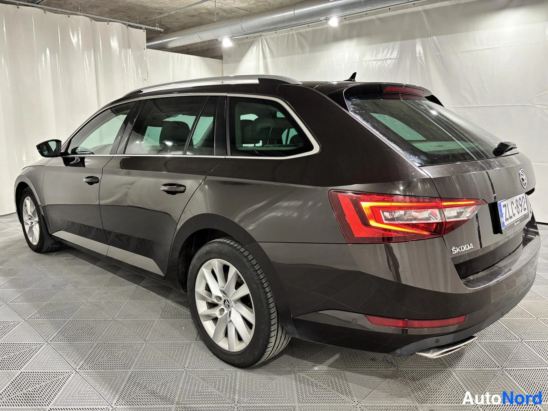 Ruskea Skoda Superb 2017, kuva 4