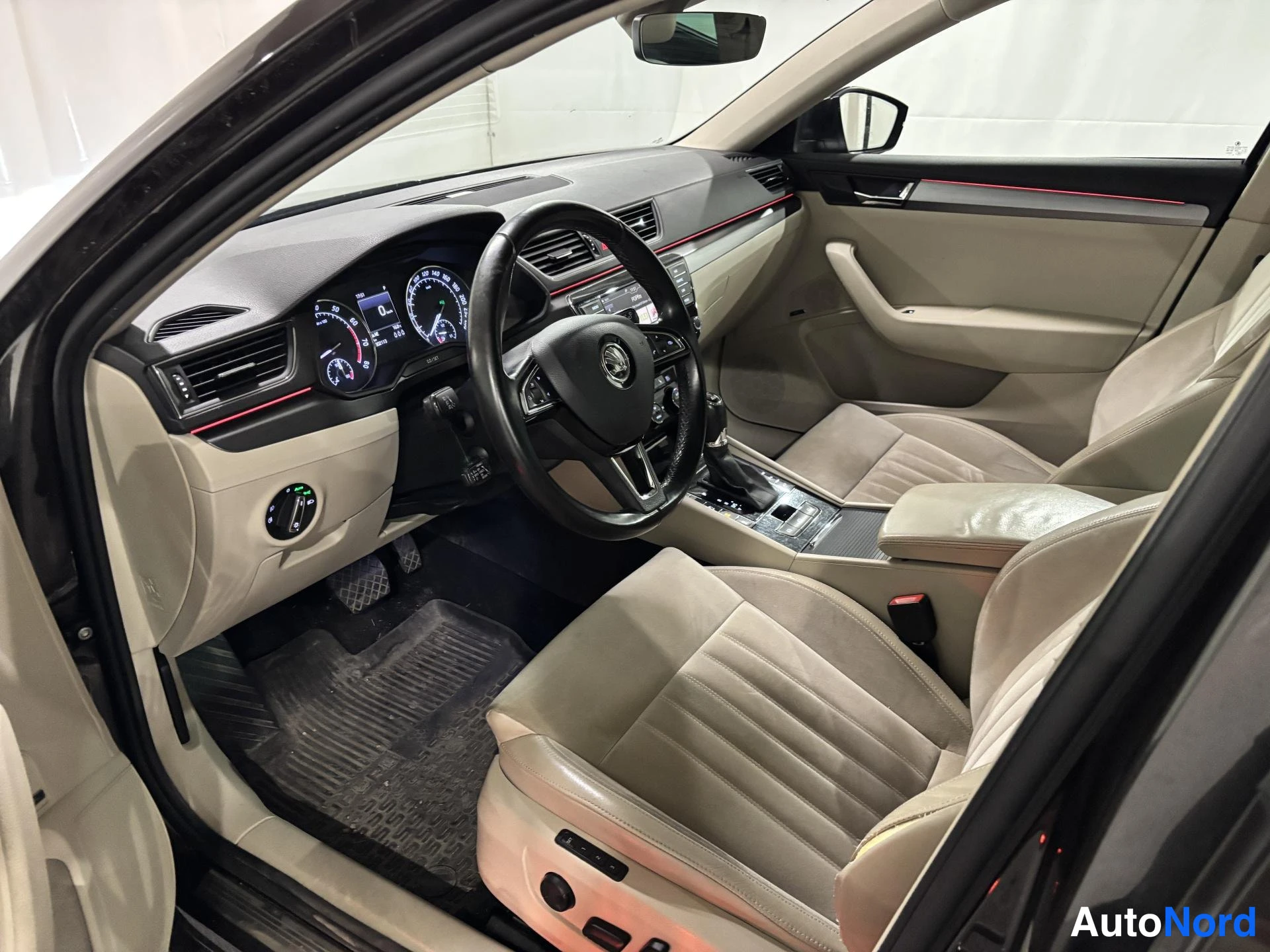 Ruskea Skoda Superb 2017, kuva 7