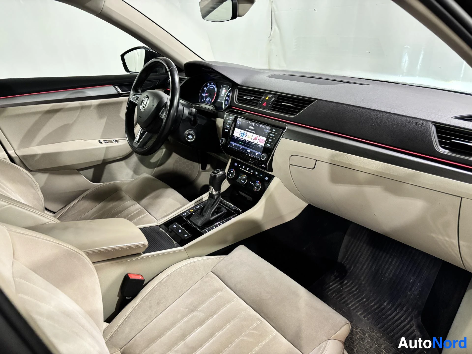 Ruskea Skoda Superb 2017, kuva 9