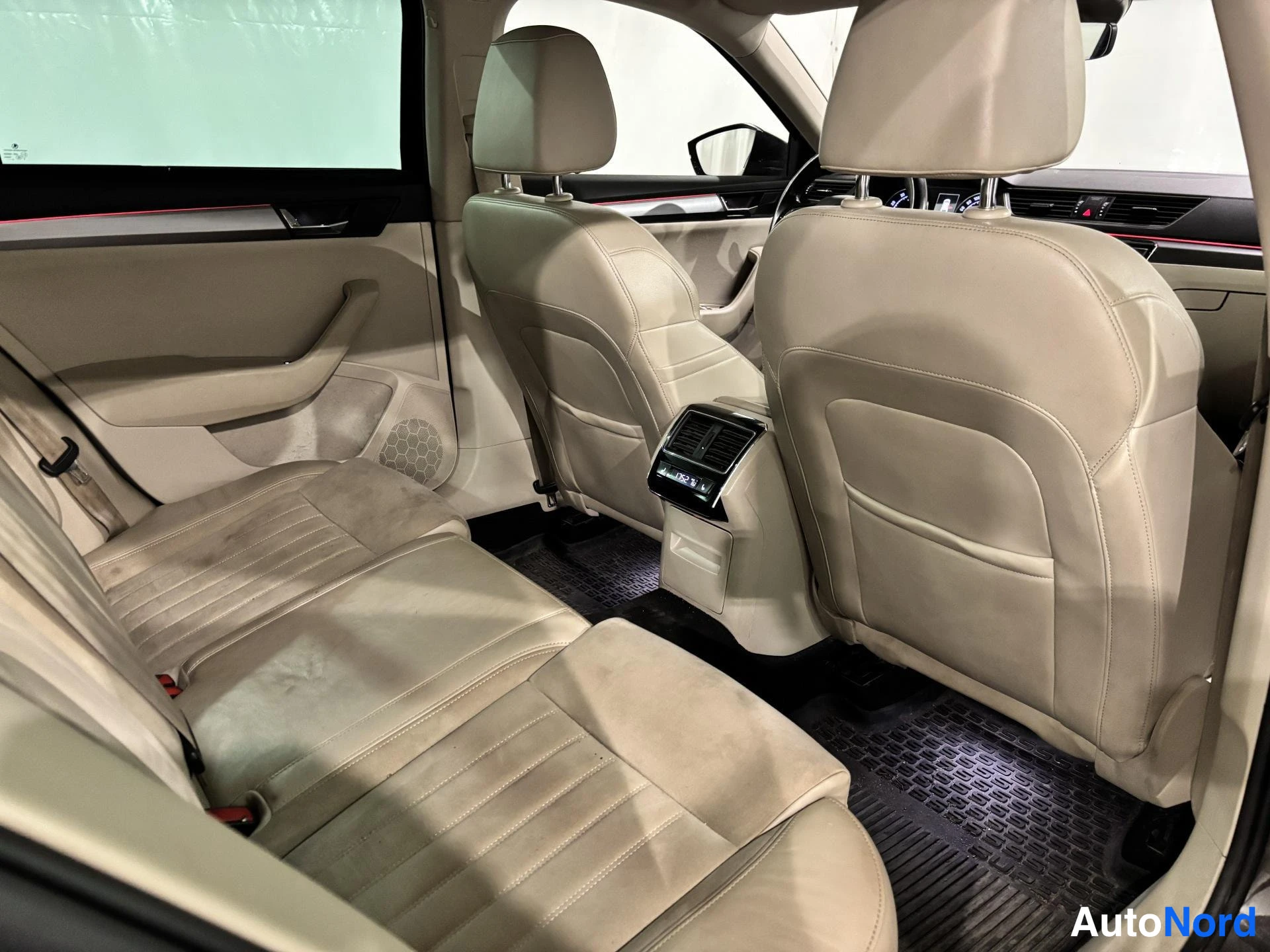 Ruskea Skoda Superb 2017, kuva 10