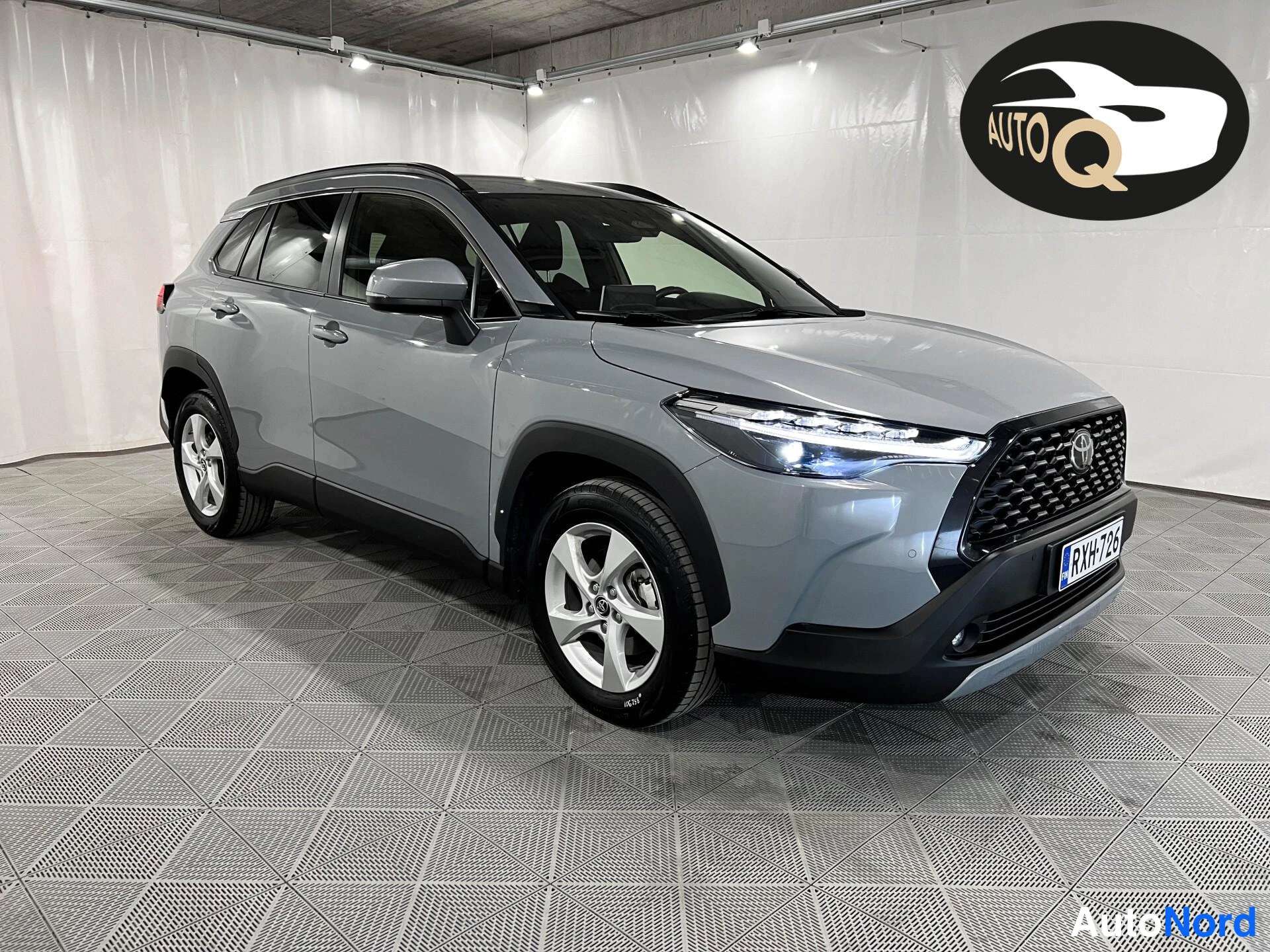 Harmaa Toyota Corolla Cross 2024, kuva 2