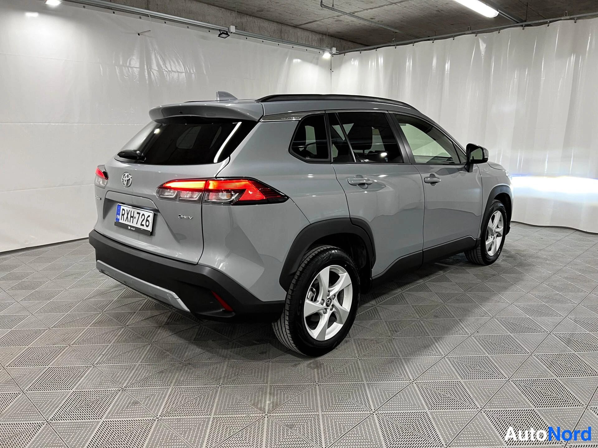 Harmaa Toyota Corolla Cross 2024, kuva 4