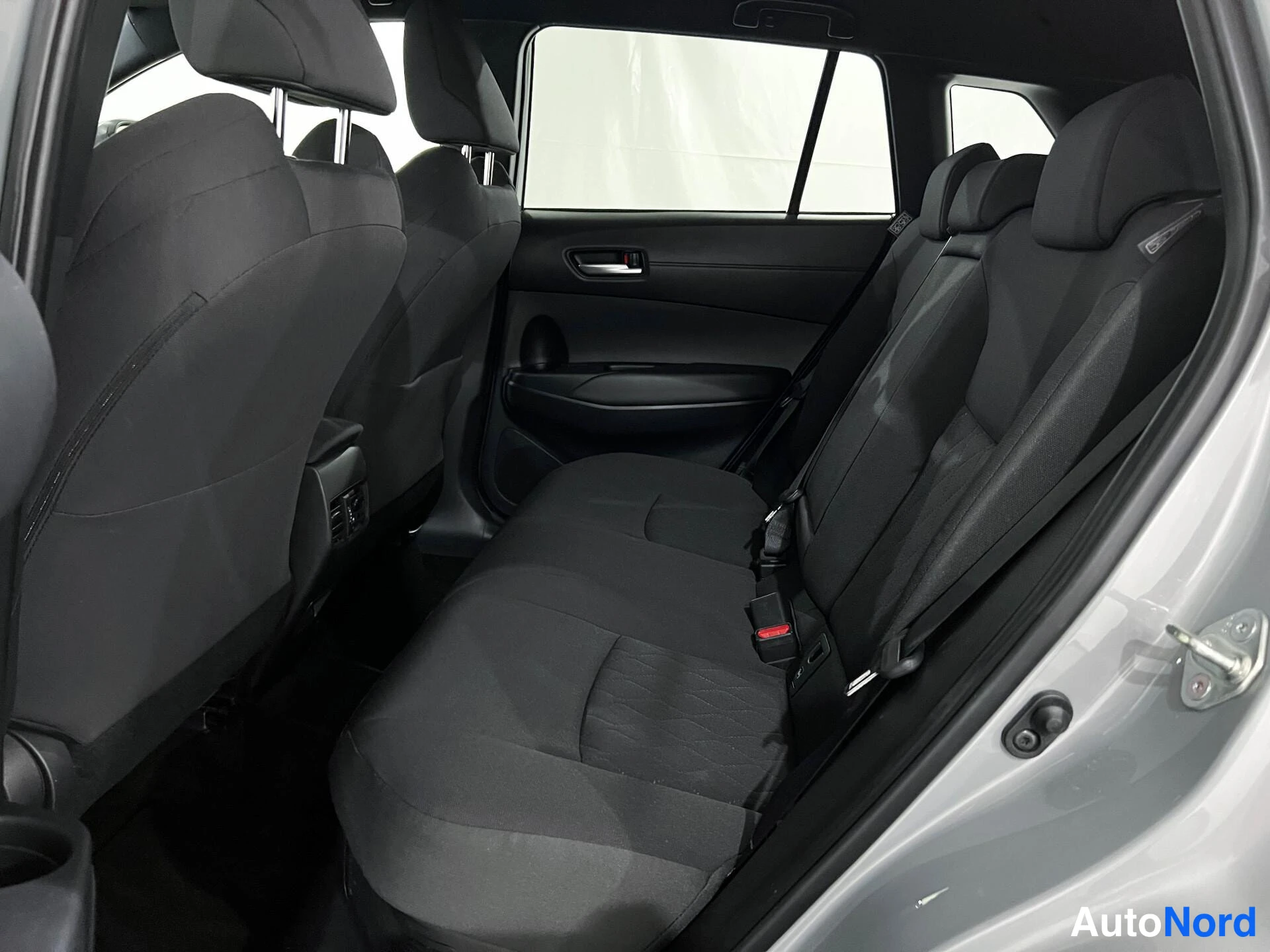 Harmaa Toyota Corolla Cross 2024, kuva 11