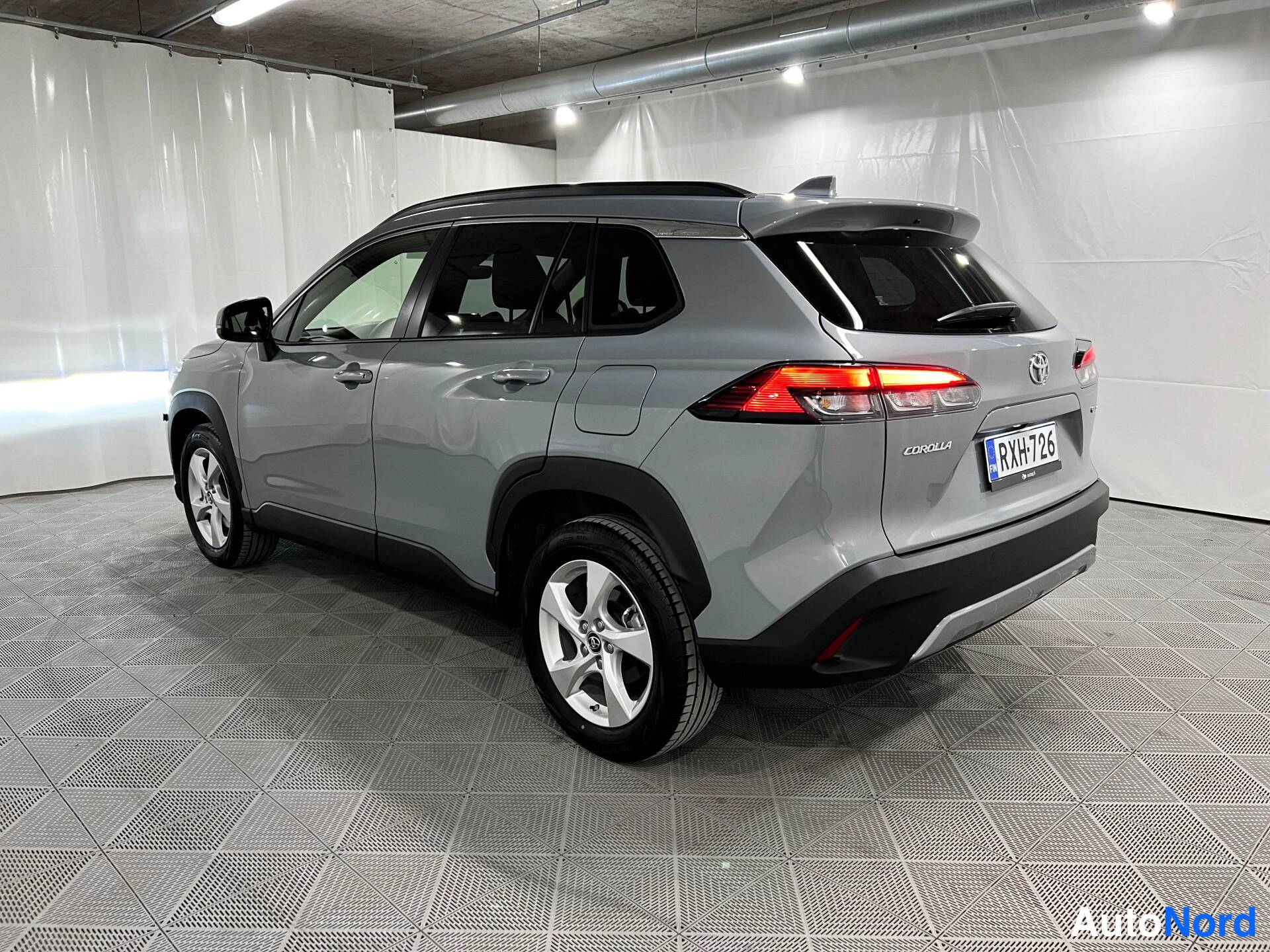 Harmaa Toyota Corolla Cross 2024, kuva 5