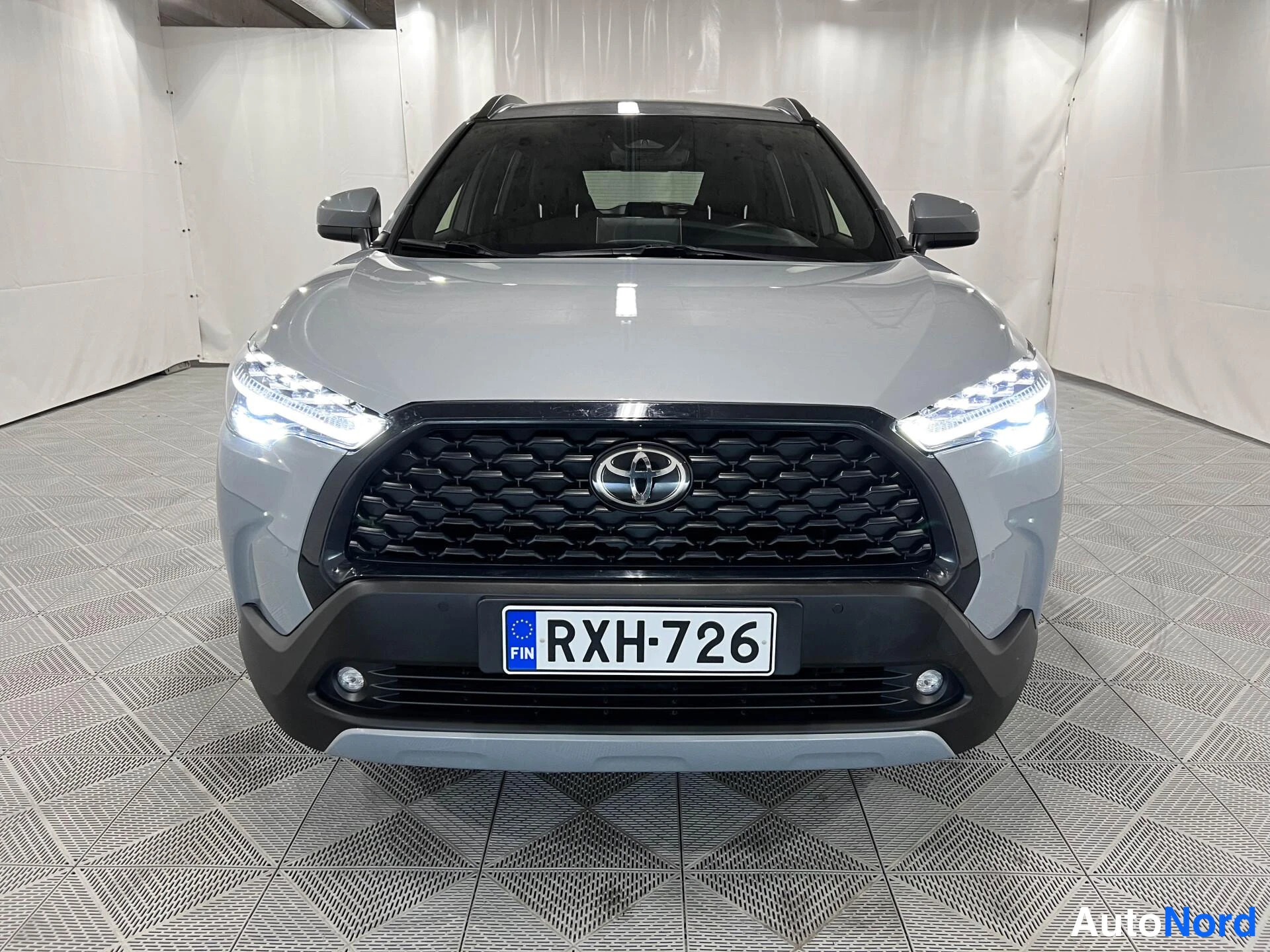 Harmaa Toyota Corolla Cross 2024, kuva 3