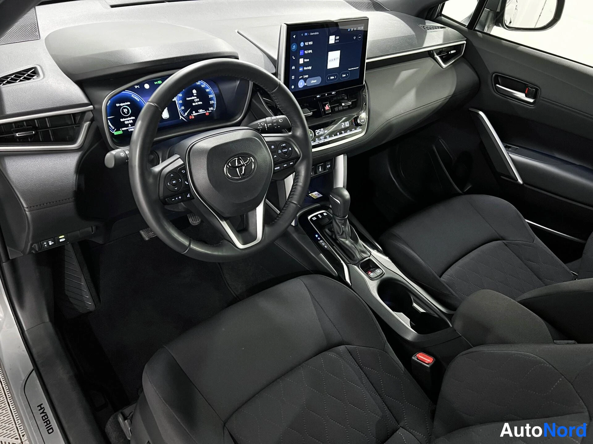 Harmaa Toyota Corolla Cross 2024, kuva 8